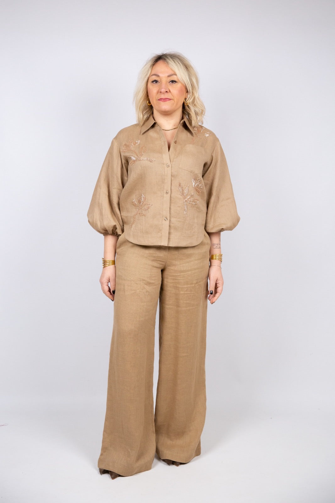 Icona camicia con ricami