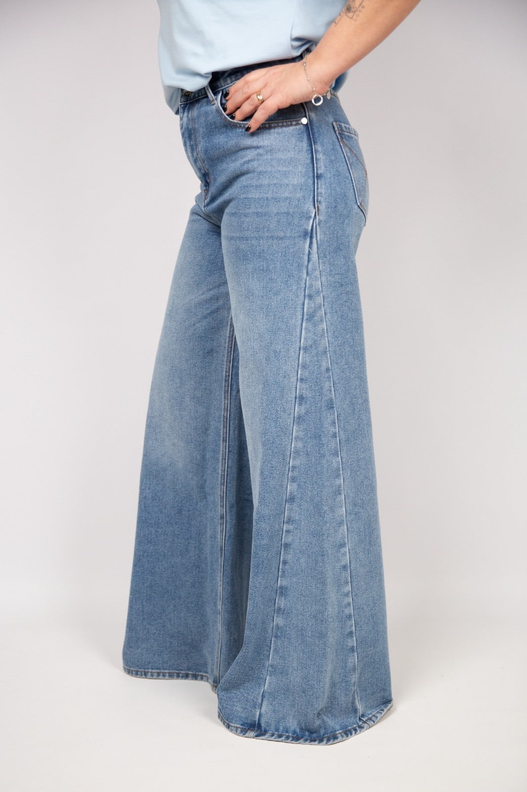 Kaos jeans extra flare lavaggio medio