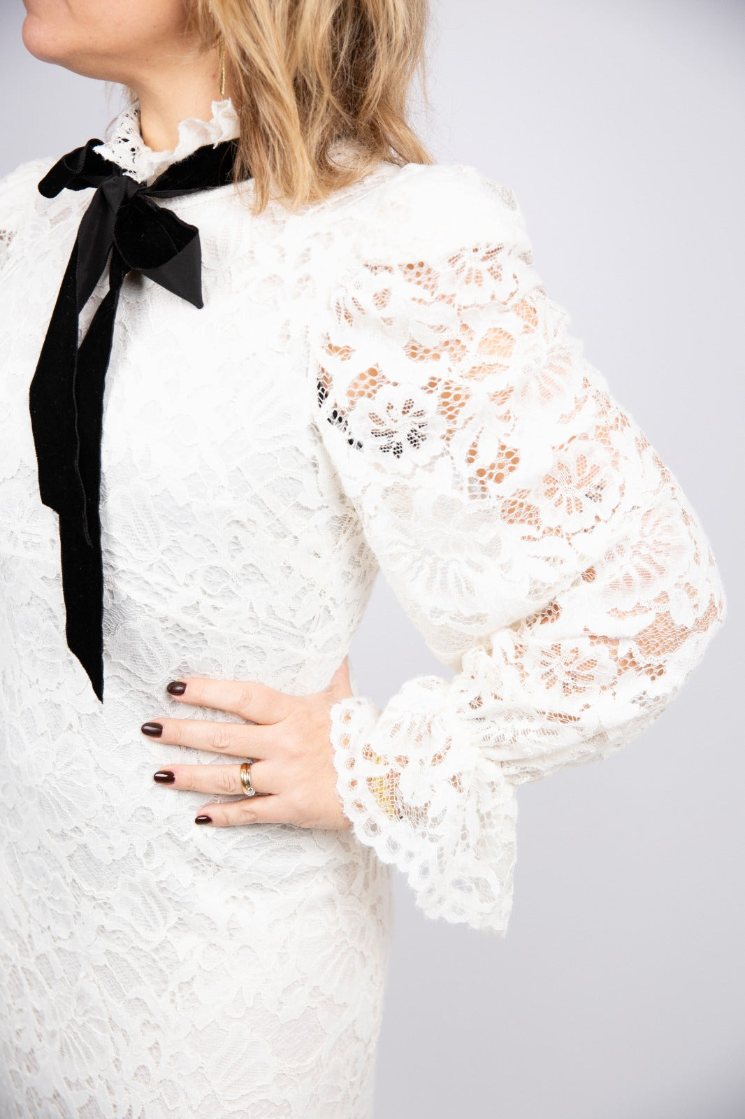 Tensione in vestito pizzo con nastro in velluto