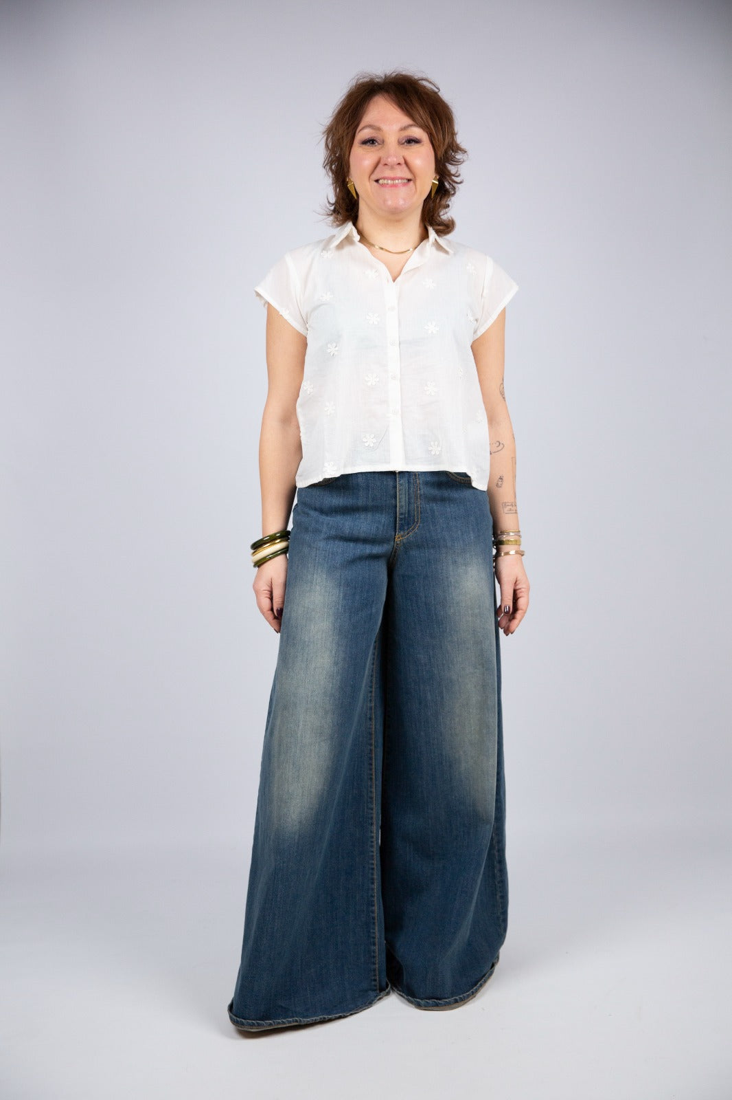 Compania fantastica camicia con fiori applicati