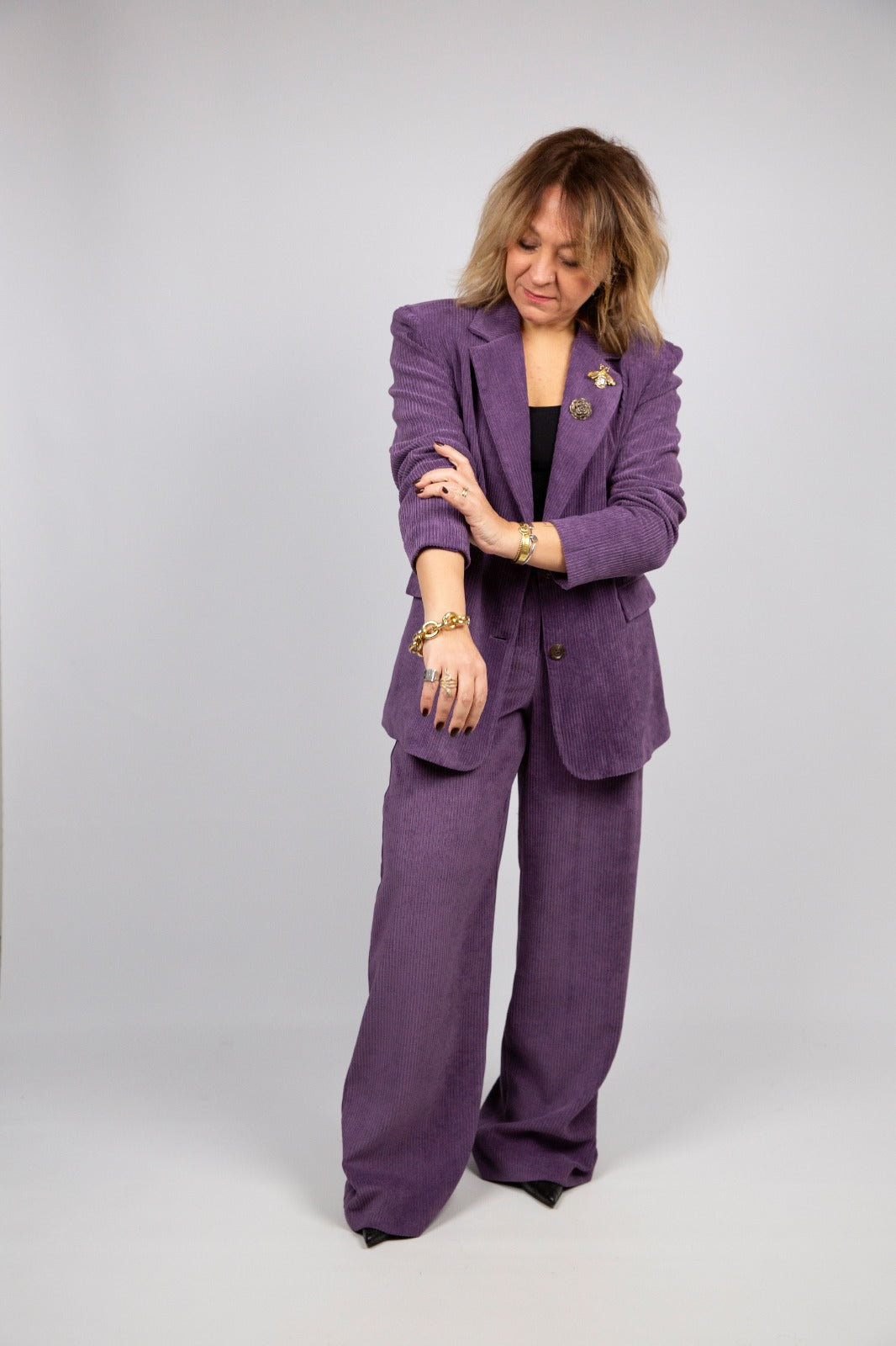 Motel tailleur a coste di velluto con spille