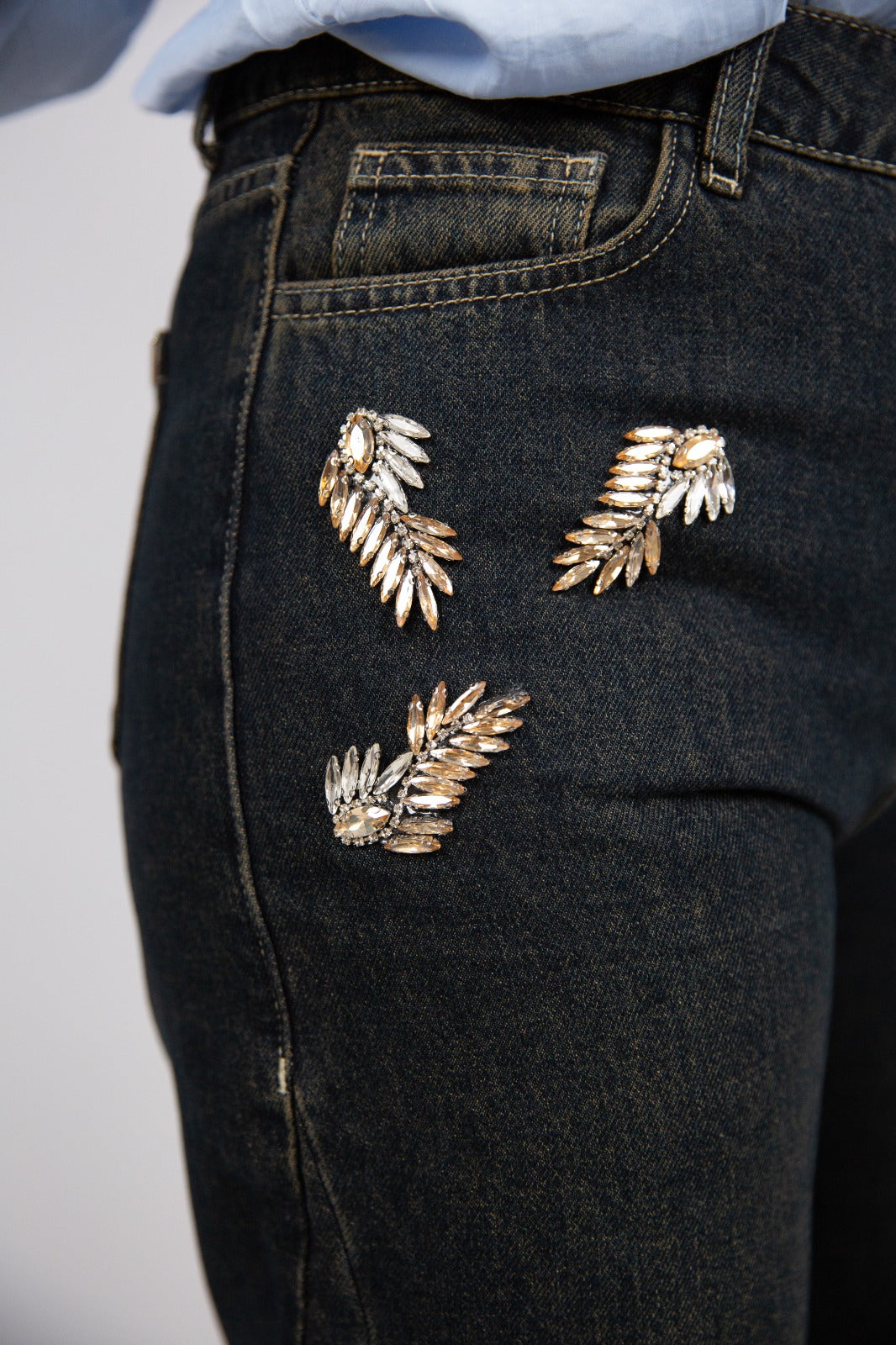 Kaos jeans barrel con applicazioni