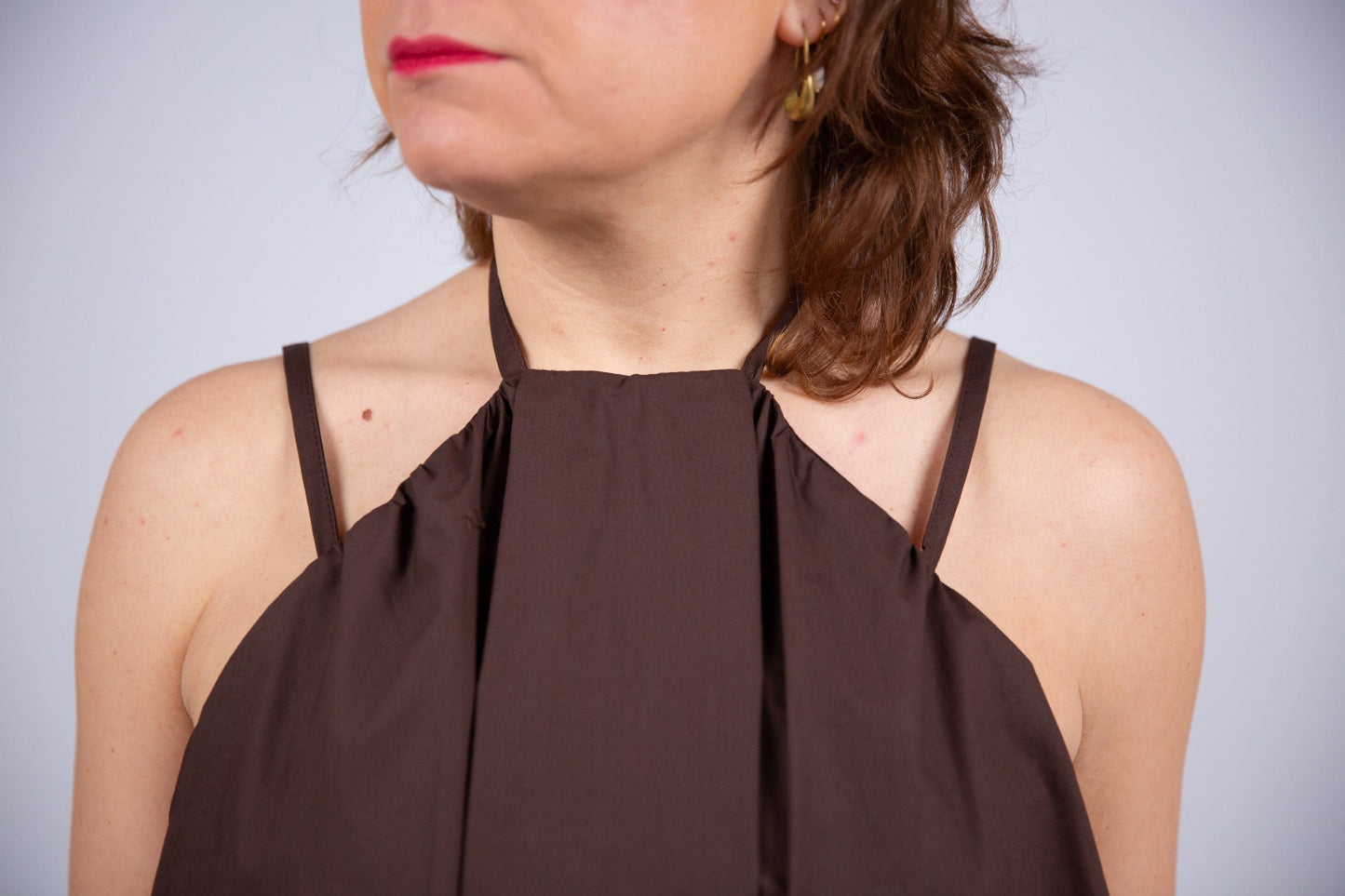 Kaos vestito corto con scollo sulle schiena