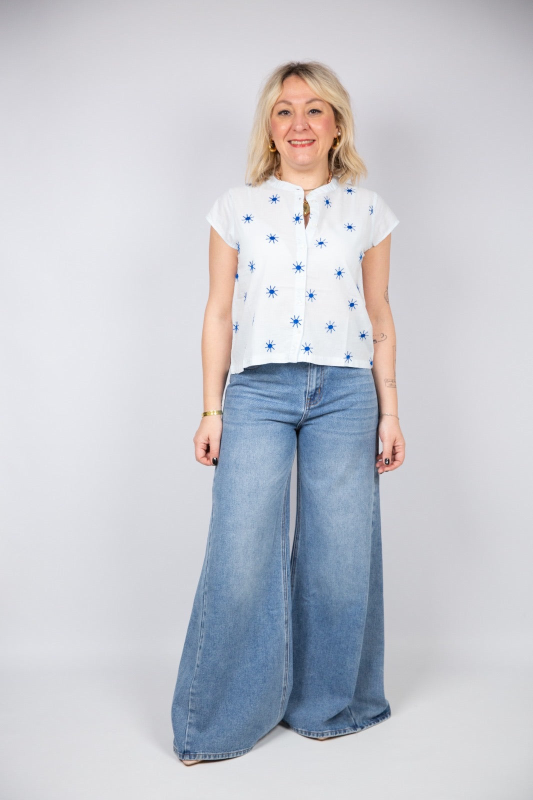 Compania fantastica Camicia con soli blu ricamati