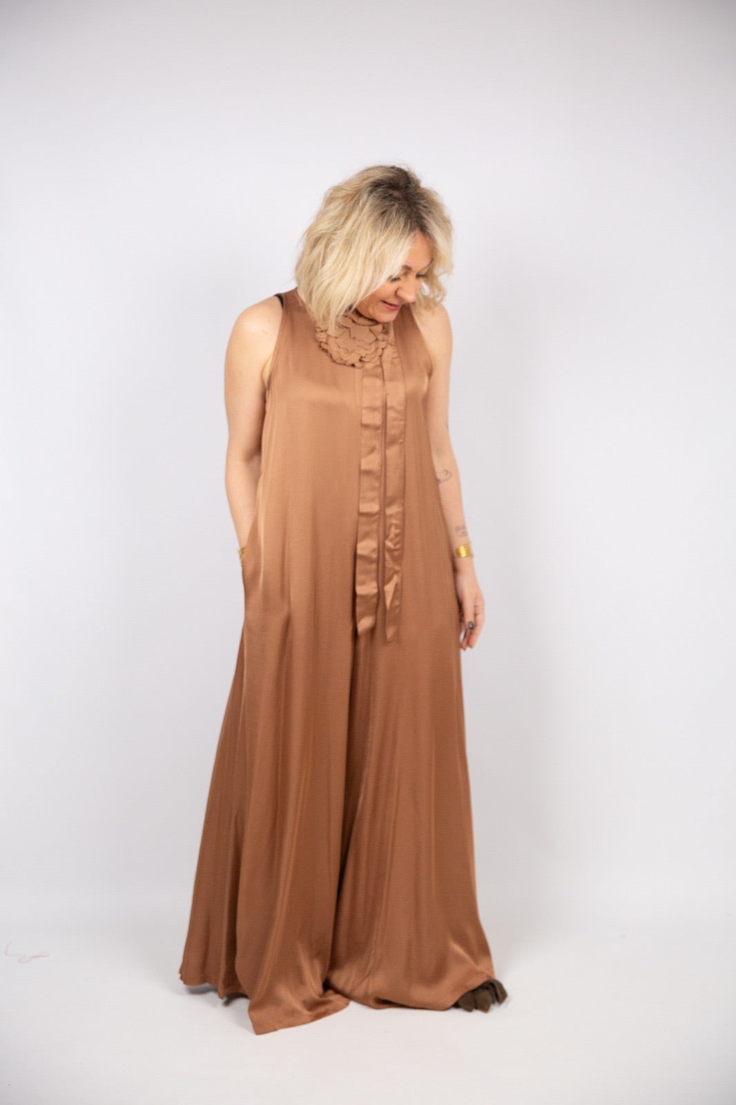 Kaos tuta con cintura e spilla fiore
