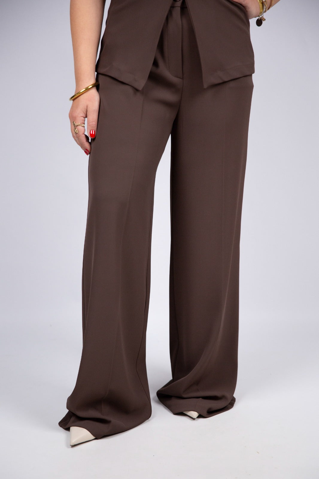 King Kong tailleur con giacca monopetto sciancrata e pantalone palazzo