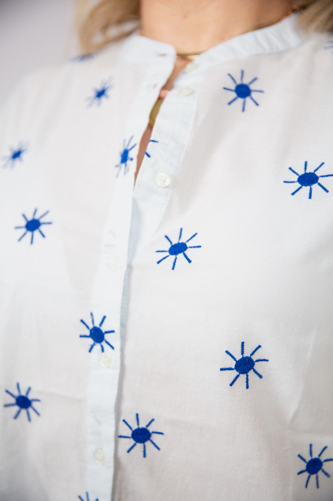 Compania fantastica Camicia con soli blu ricamati