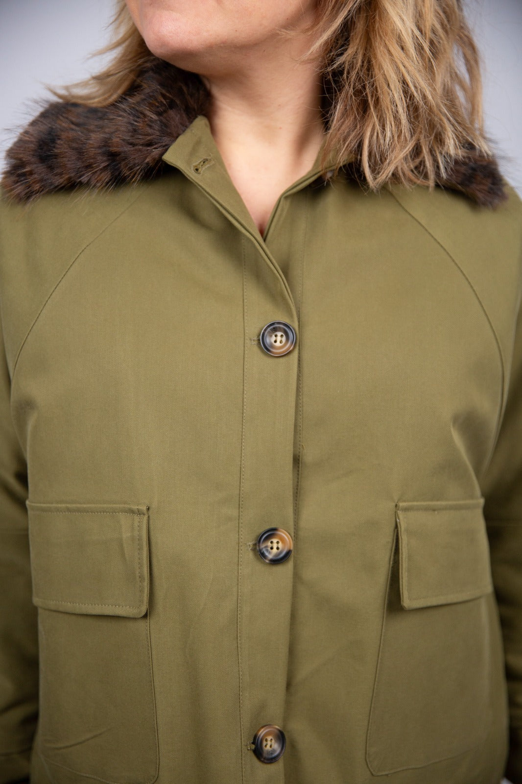 Tensione in giubbino verde militare collo ecopelliccia