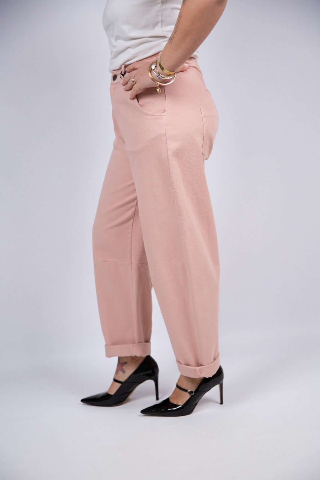 Tensione in jeans rosa pence ginocchio