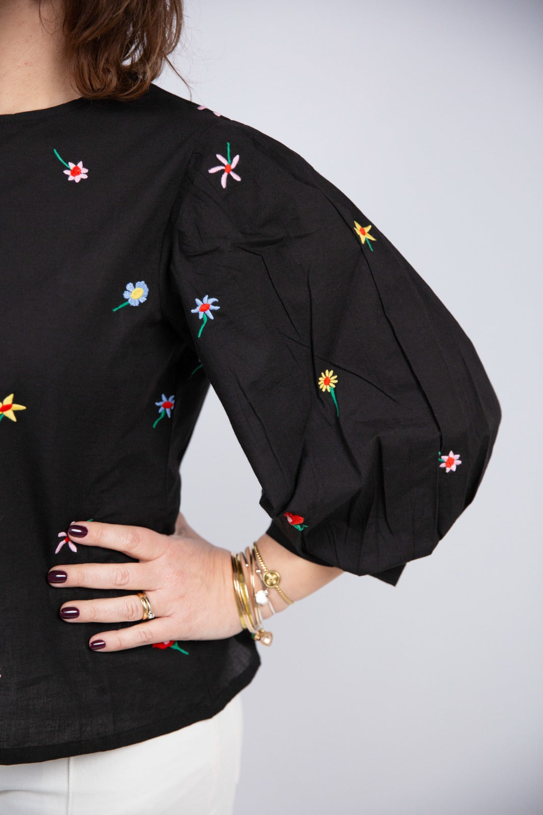 Compania fantastica blusa in mussola con fiori ricamati