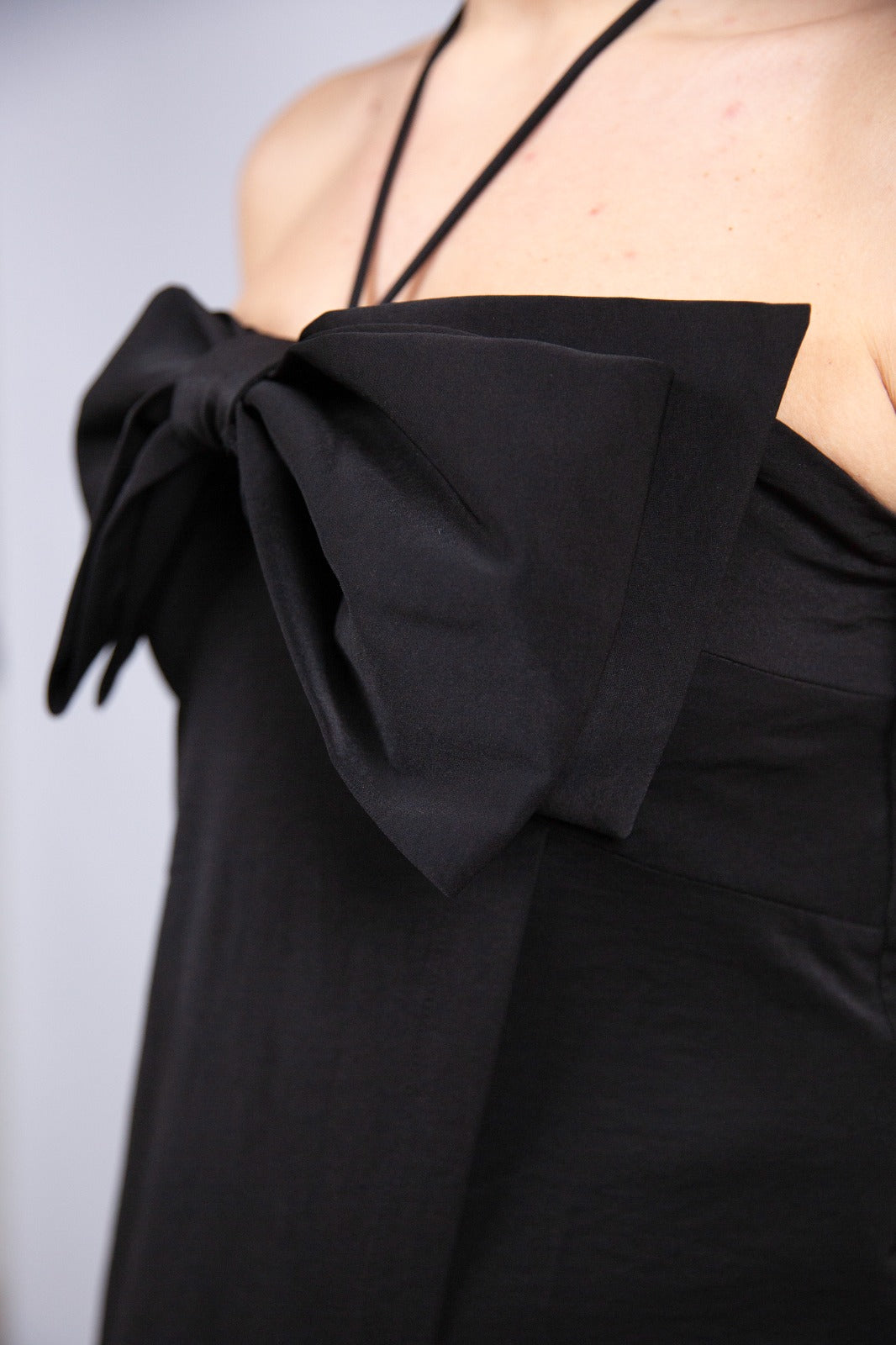 Compania fantastica abito nero con fiocco e laccetti al collo