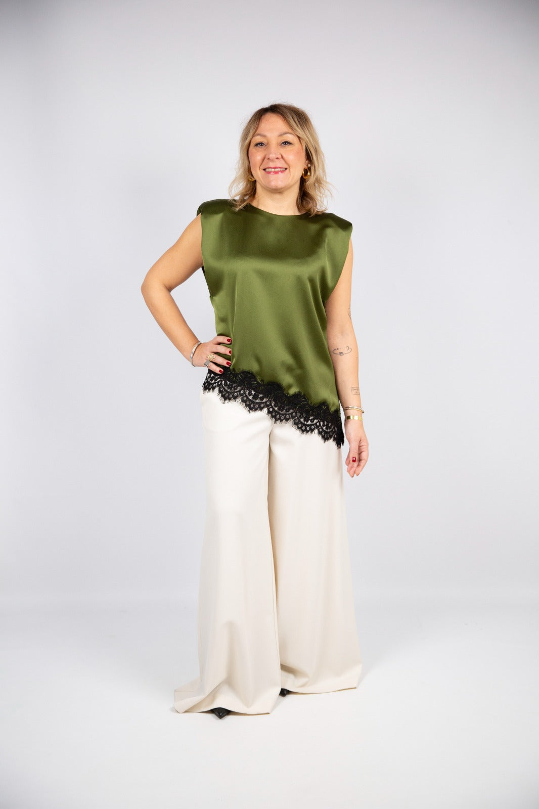 Motel diffusione moda Blusa asimmetrica con spalline e pizzo