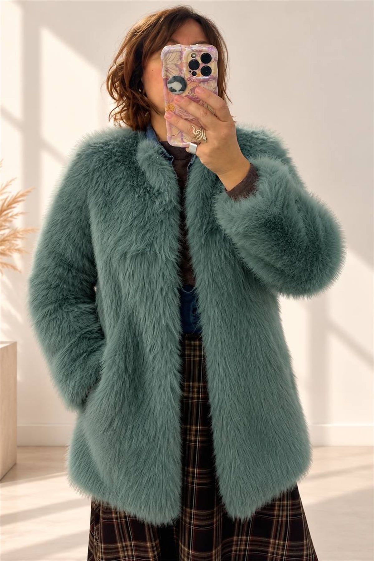 Pelliccia Kaos color Tiffany con collo Chanel, dettaglio frontale ravvicinato