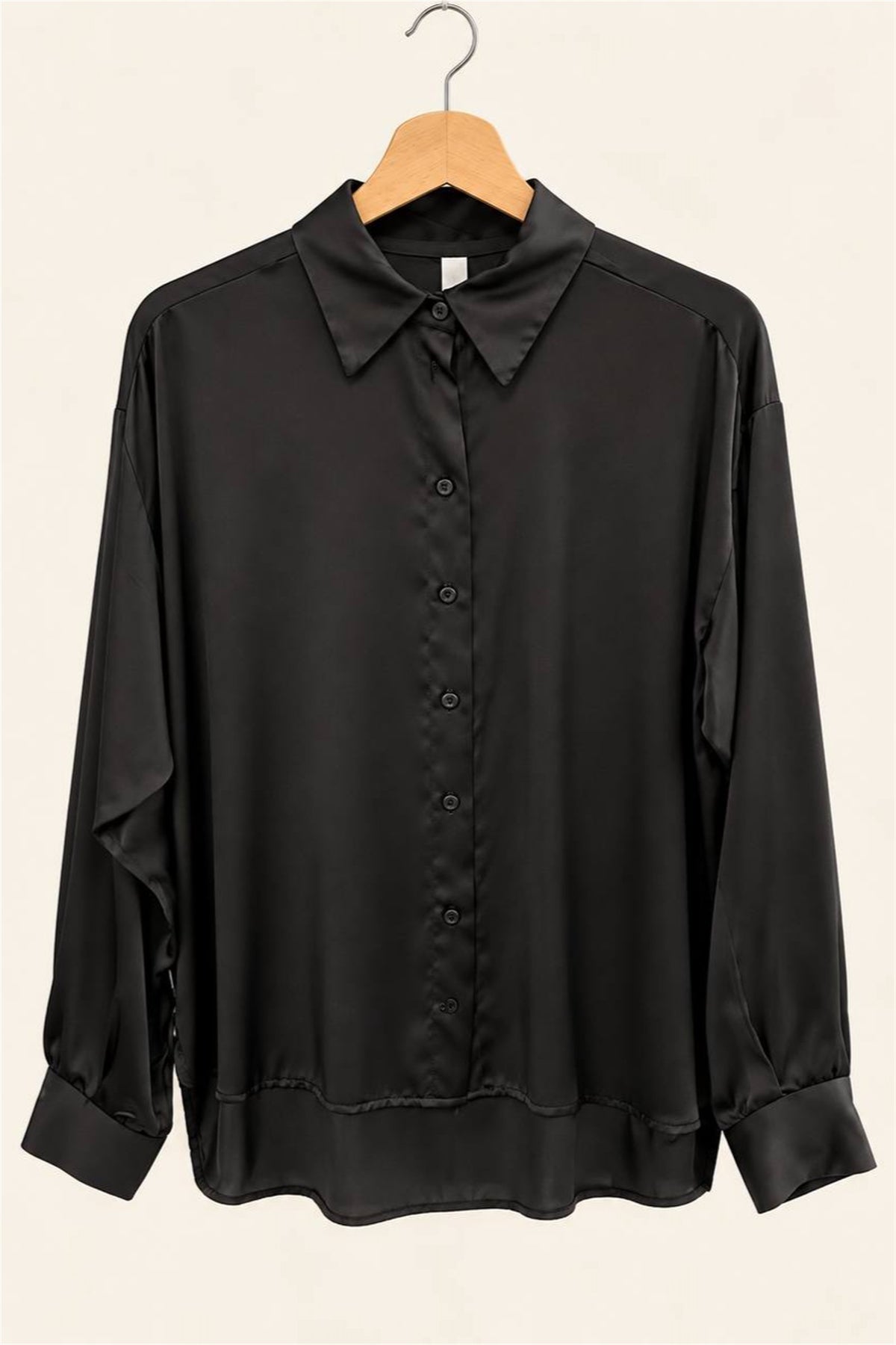 Camicia nera in viscosa su gruccia, vista frontale