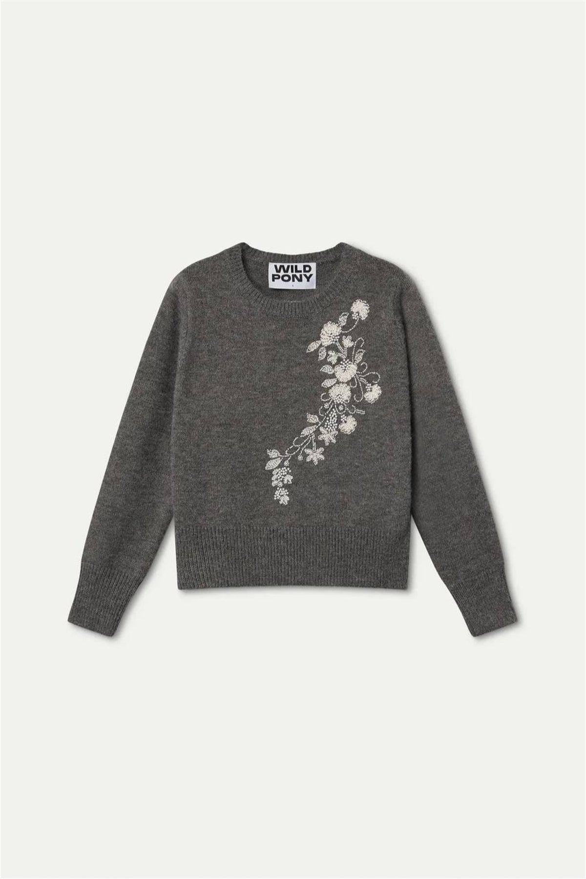 Maglione grigio con ricamo floreale su sfondo neutro, vista piatta