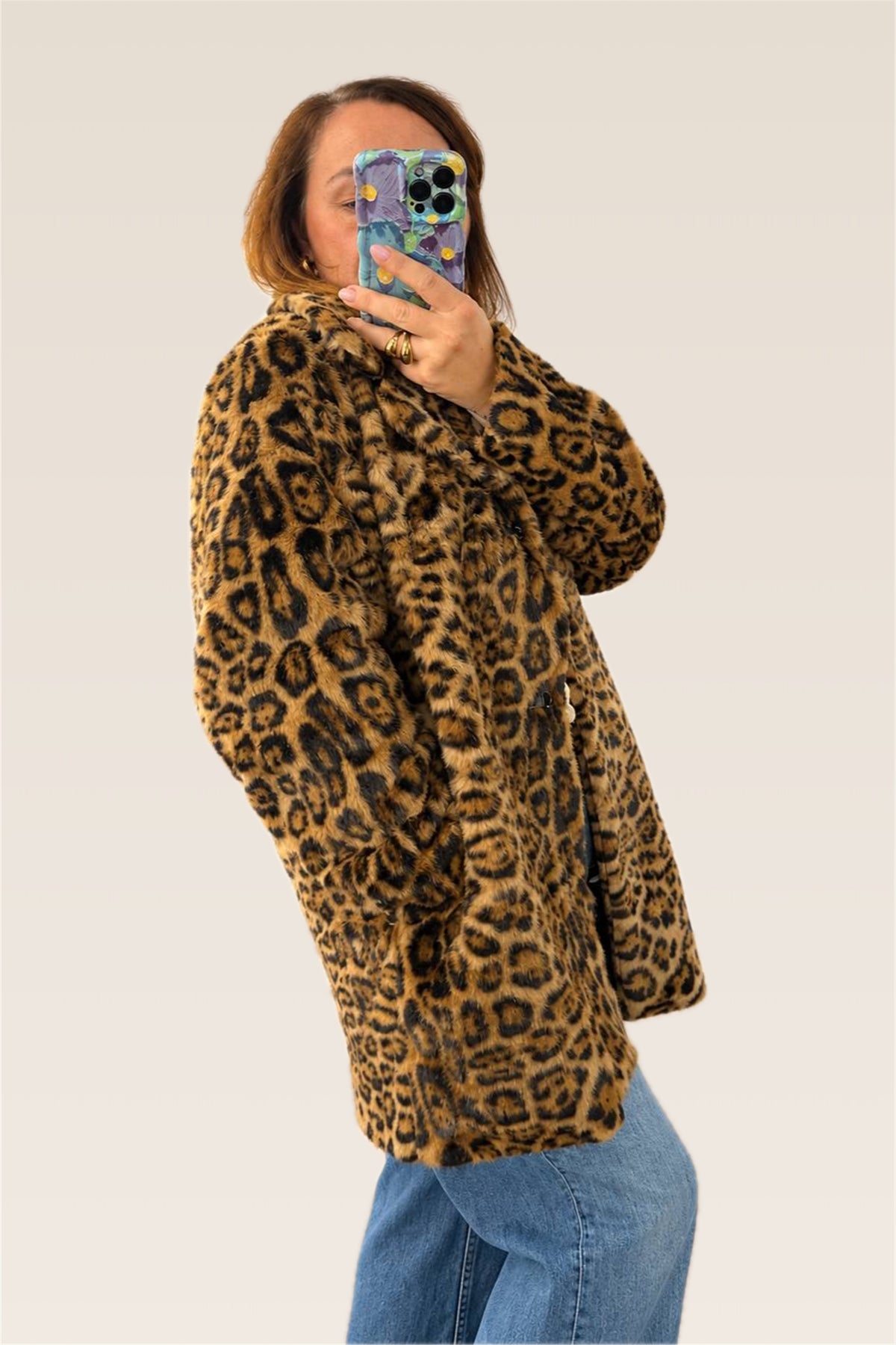 Cappotto animalier eco fur indossato, vista laterale