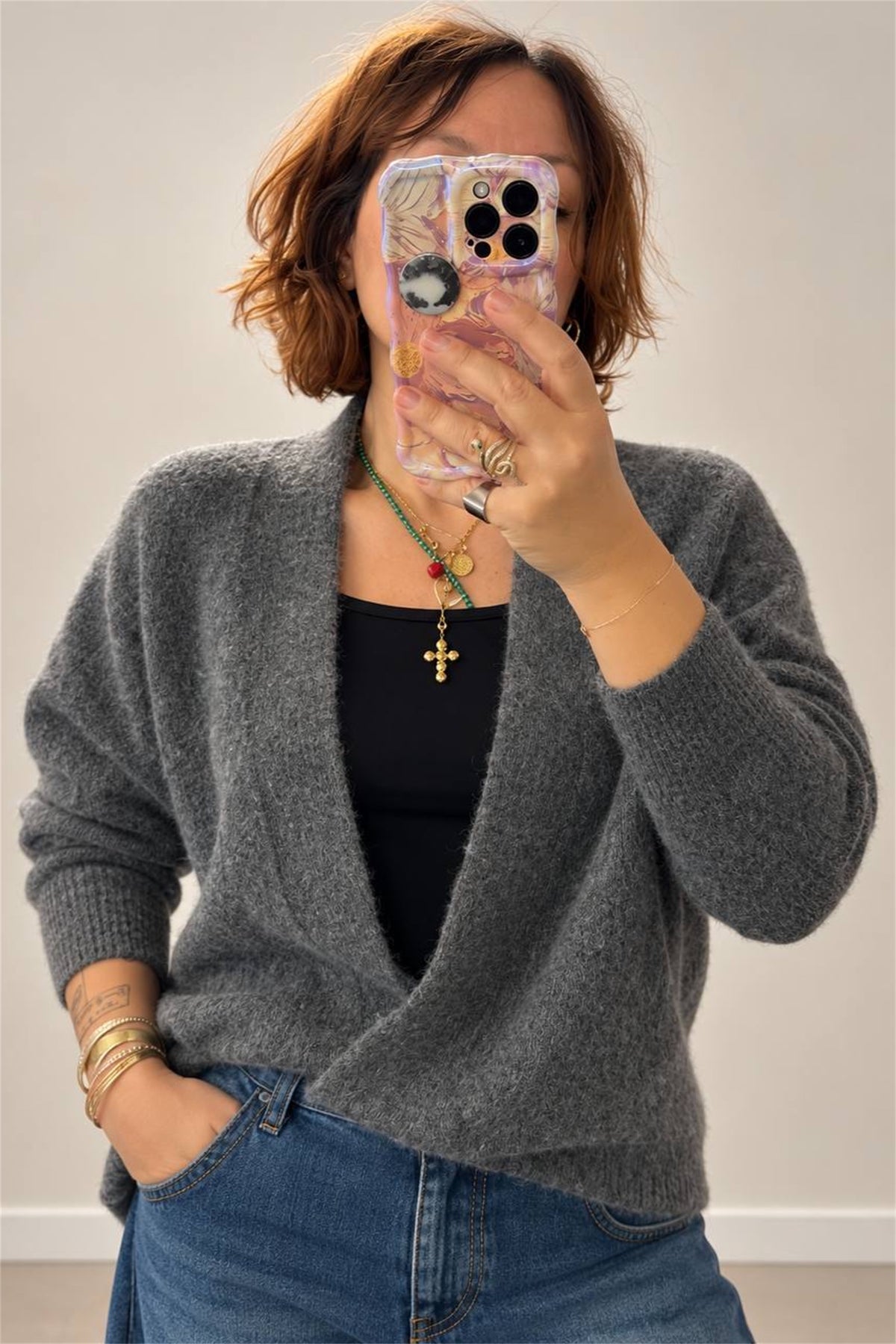 Cardigan grigio melange aperto, dettaglio vestibilità e scollo a V