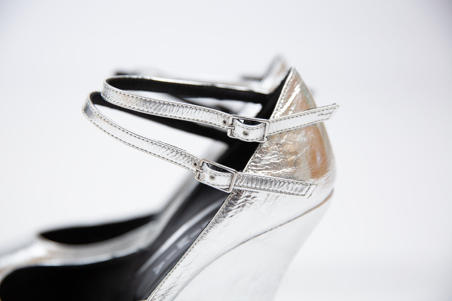 Alchimia décolleté con zeppa e cinturino in pelle argento