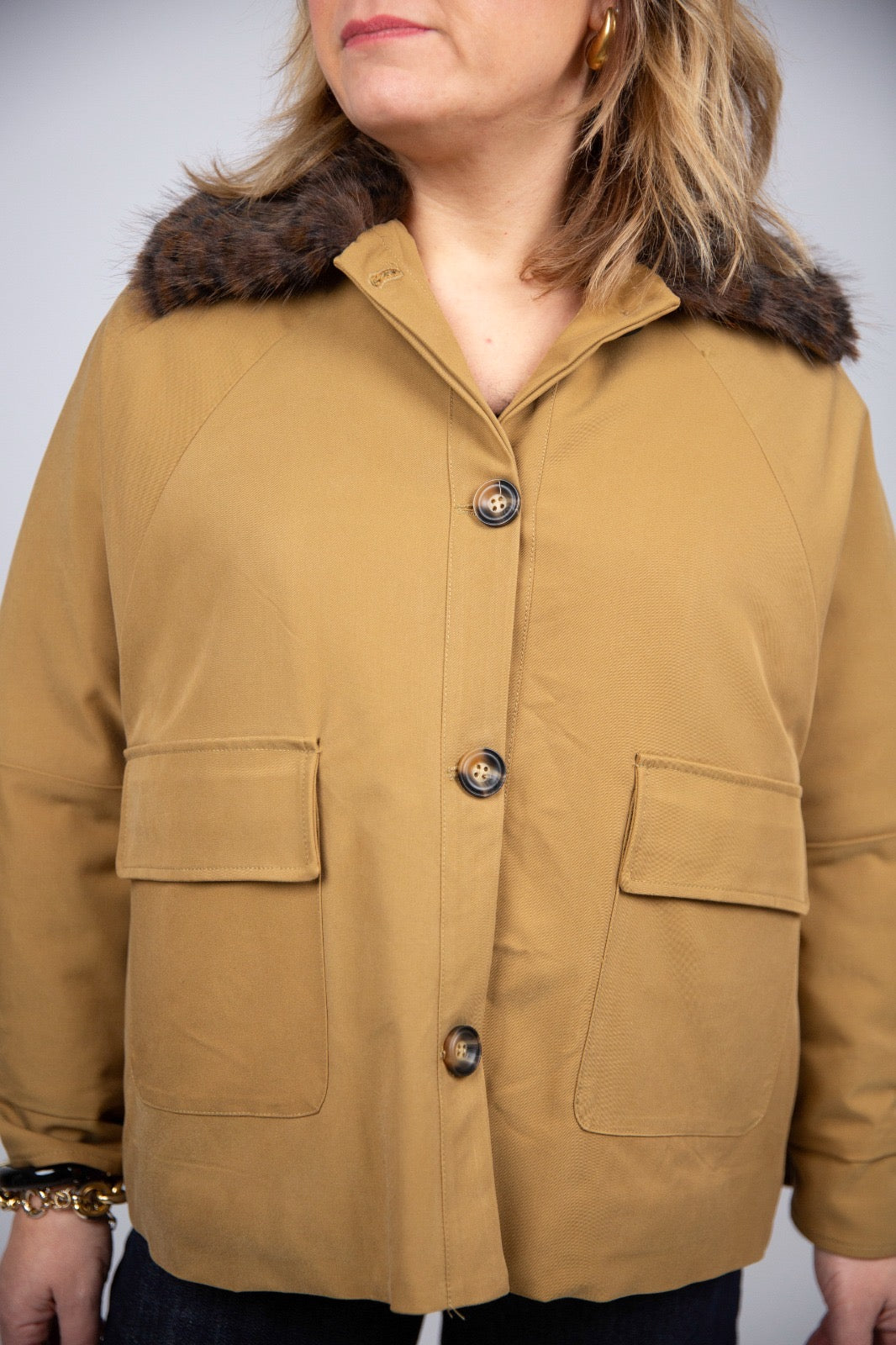 Tensione in giubbino camel collo eco pelliccia