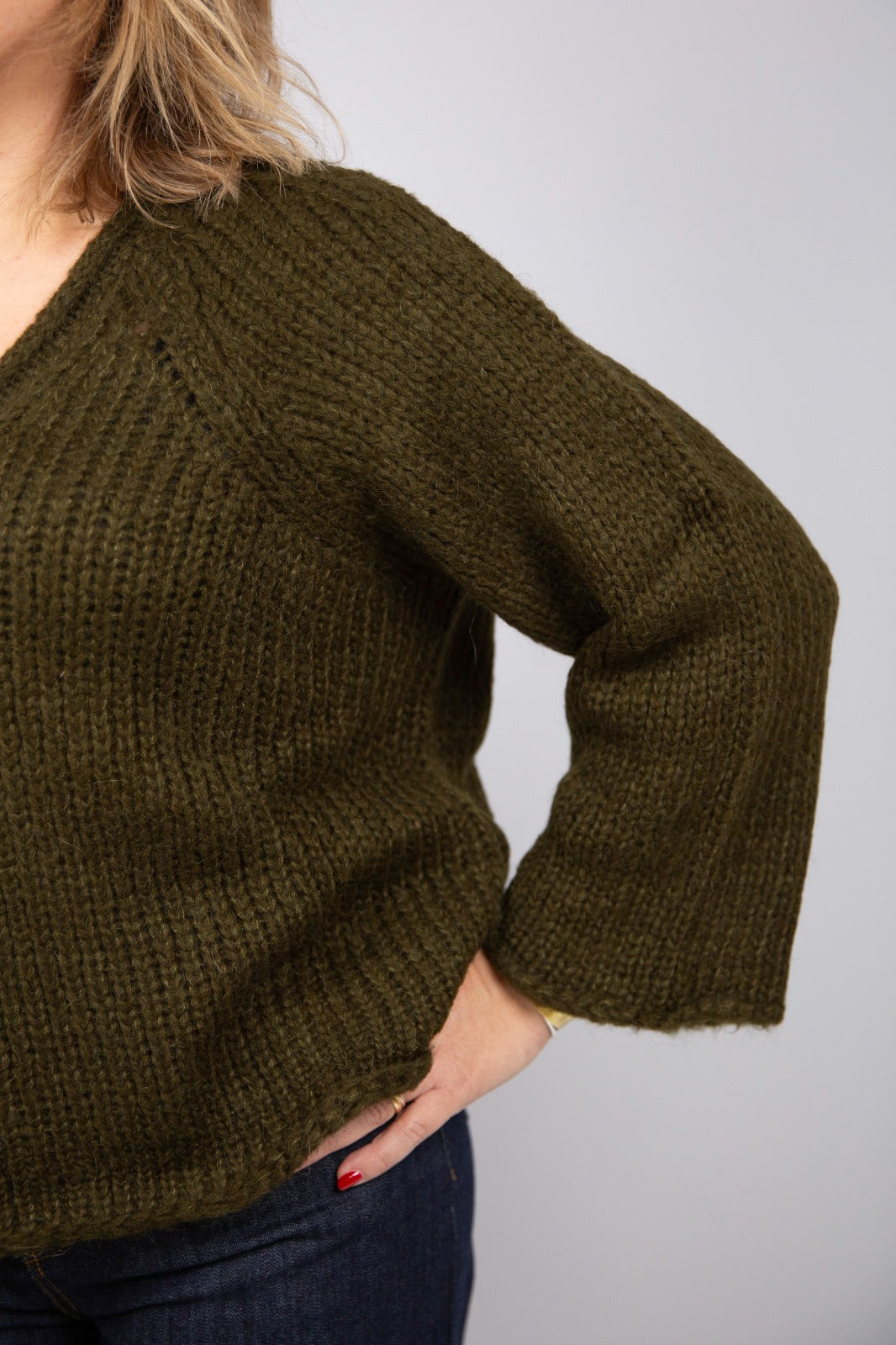 Arita maglia collo V manica campana