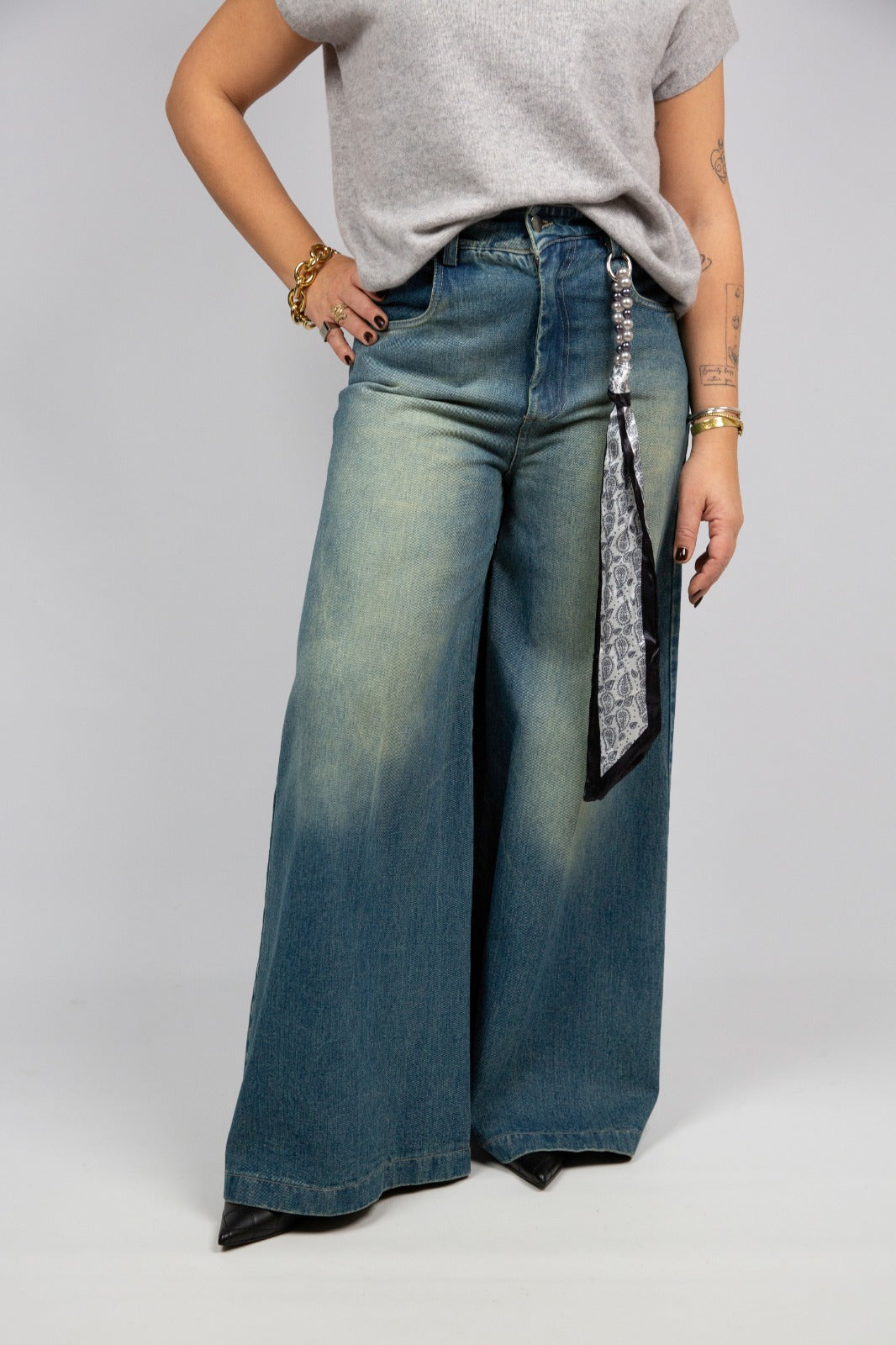 Tensionein jeans extra flare con foulard