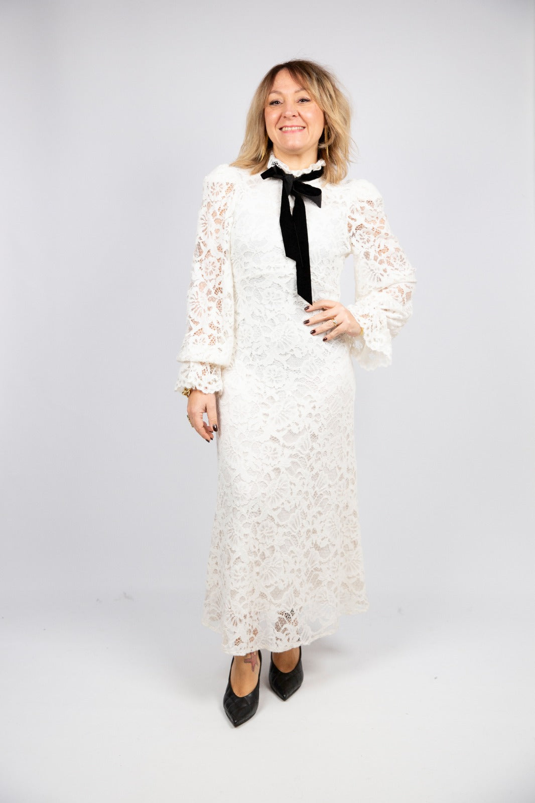 Tensione in vestito pizzo con nastro in velluto