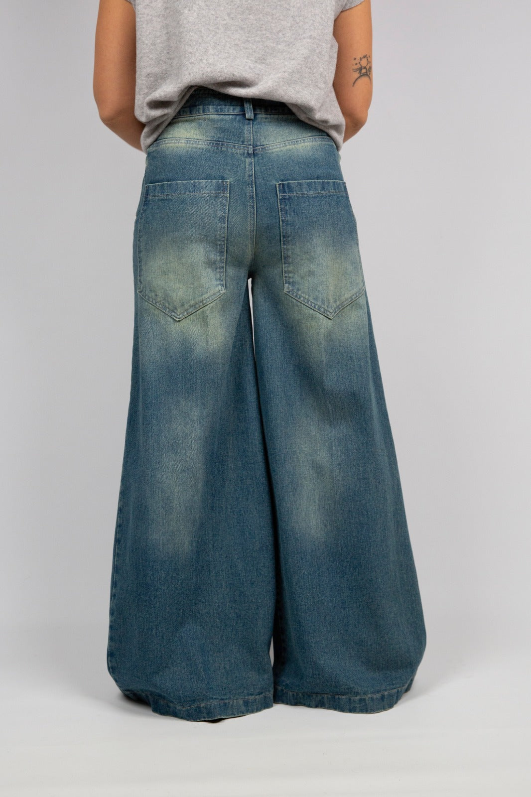 Tensionein jeans extra flare con foulard