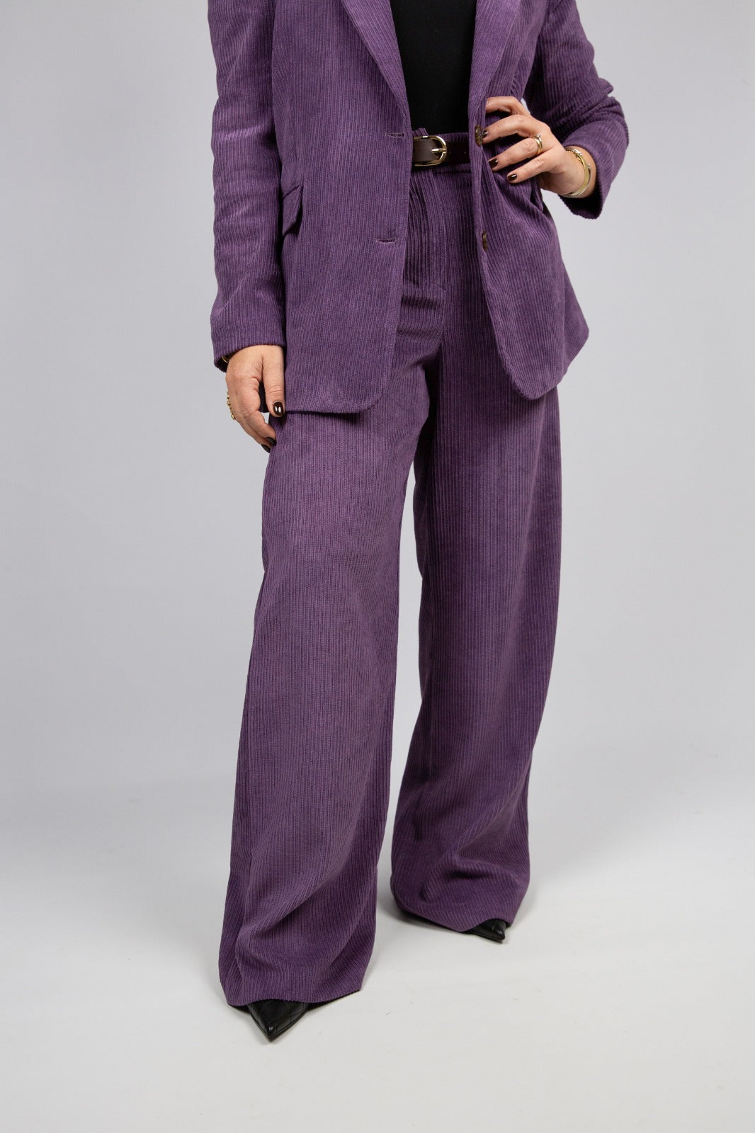 Motel tailleur a coste di velluto con spille