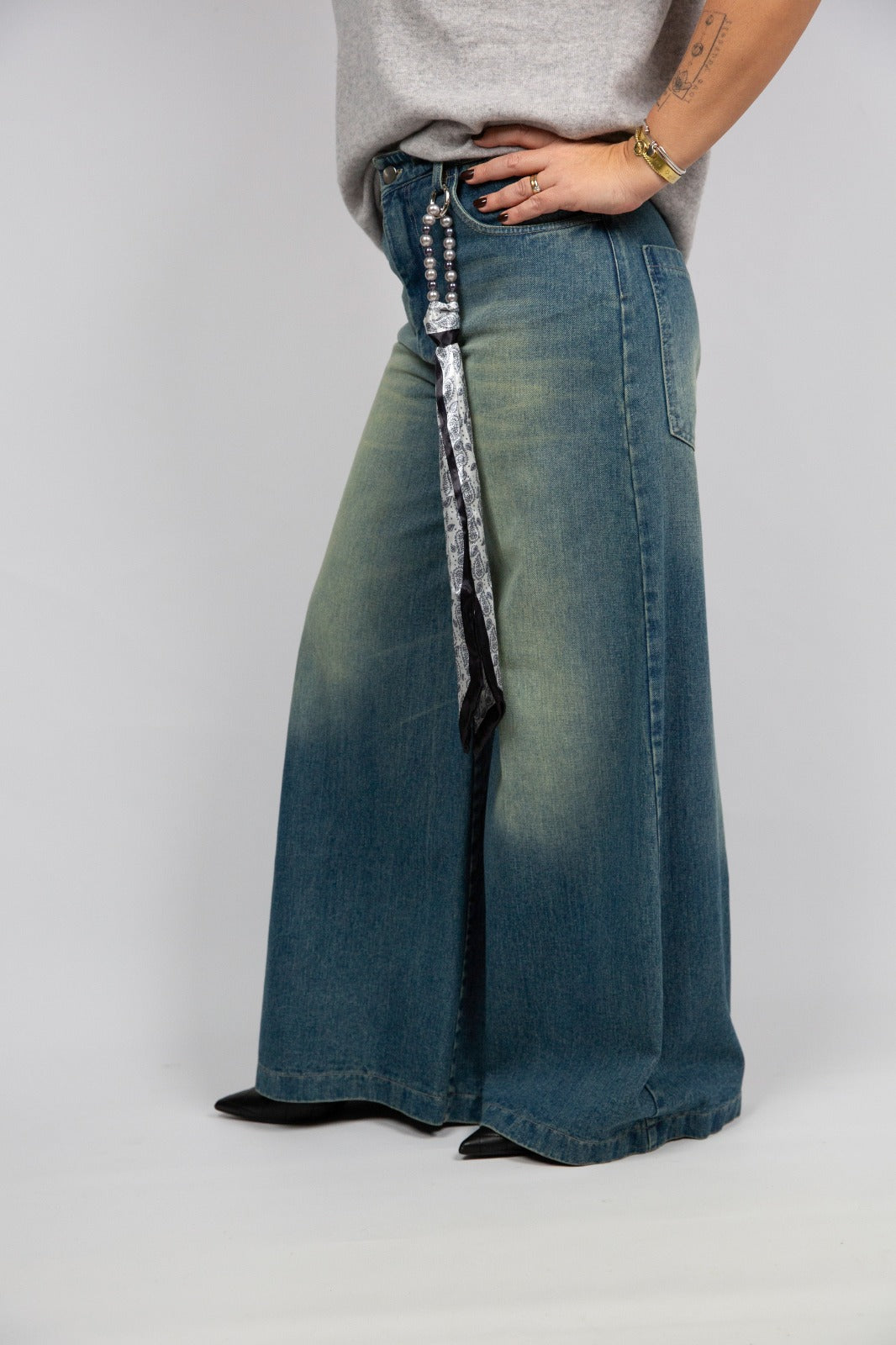 Tensionein jeans extra flare con foulard