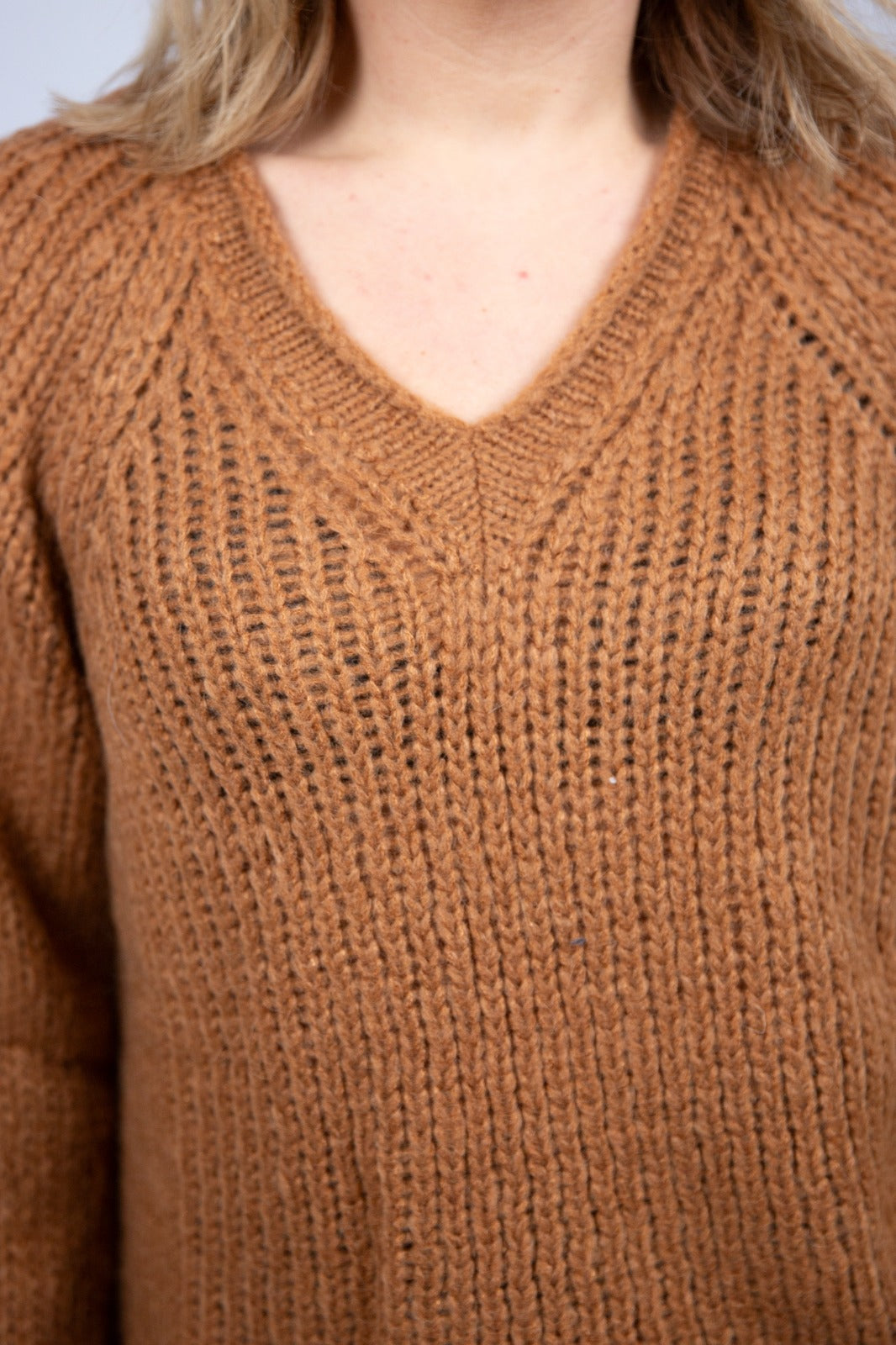 Arita maglia collo V manica campana