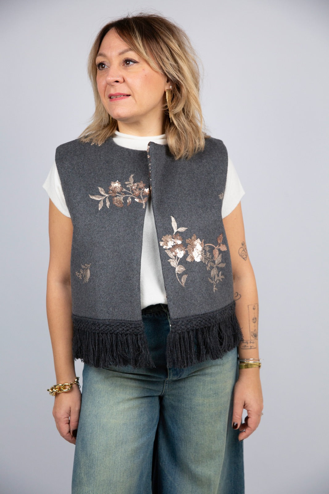 Tensione in Gilet con ricami e paillettes