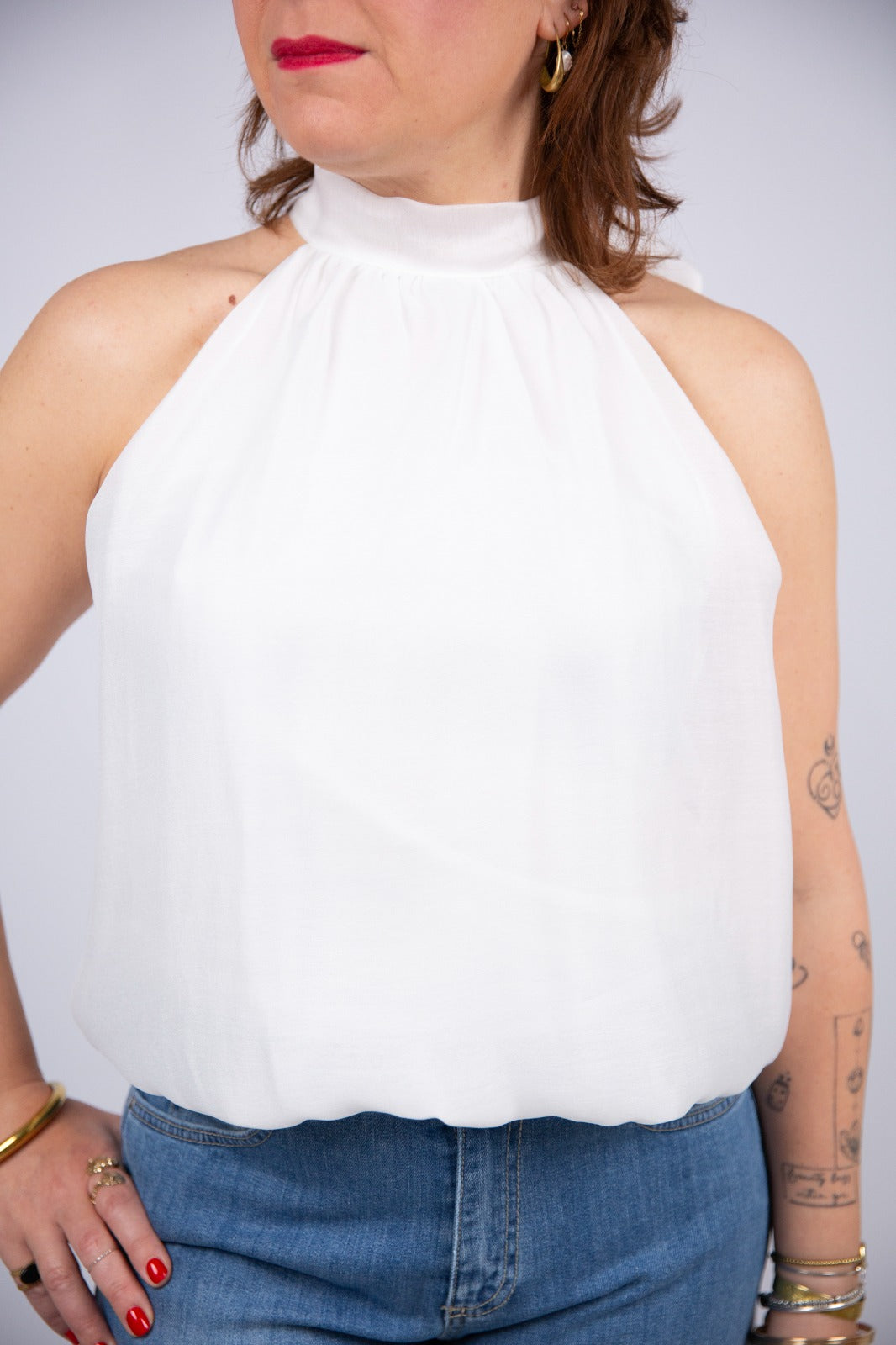Spazio Sand top scollo all’americana e fiocco sul collo