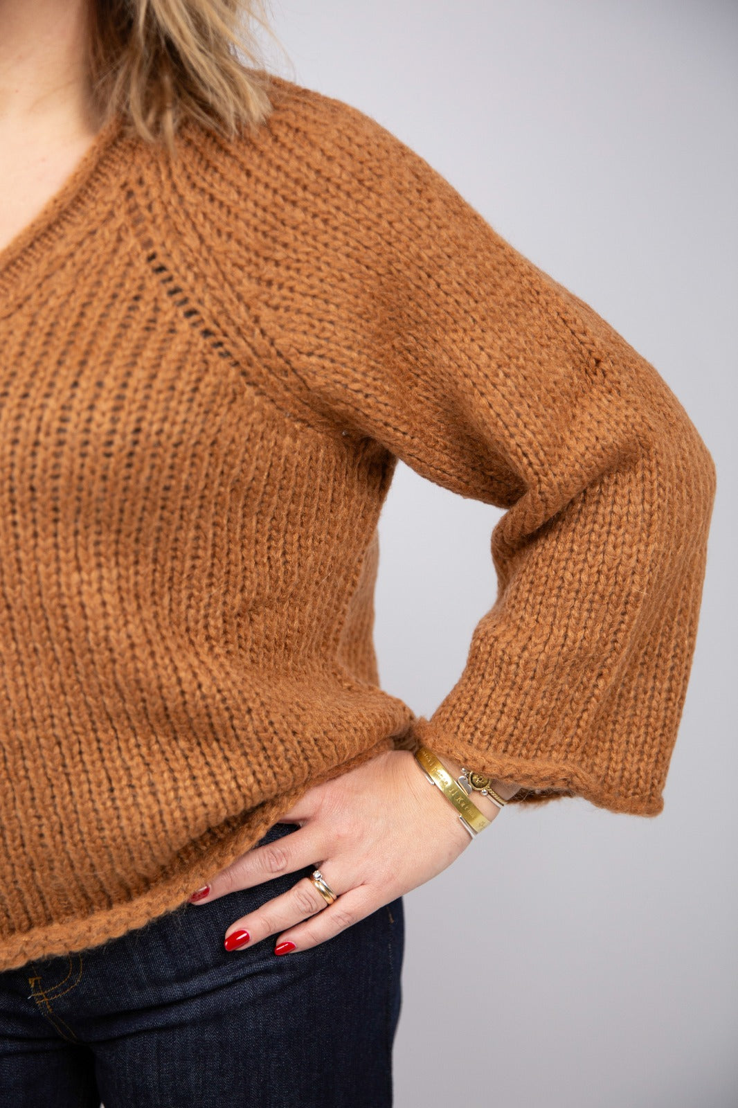 Arita maglia collo V manica campana