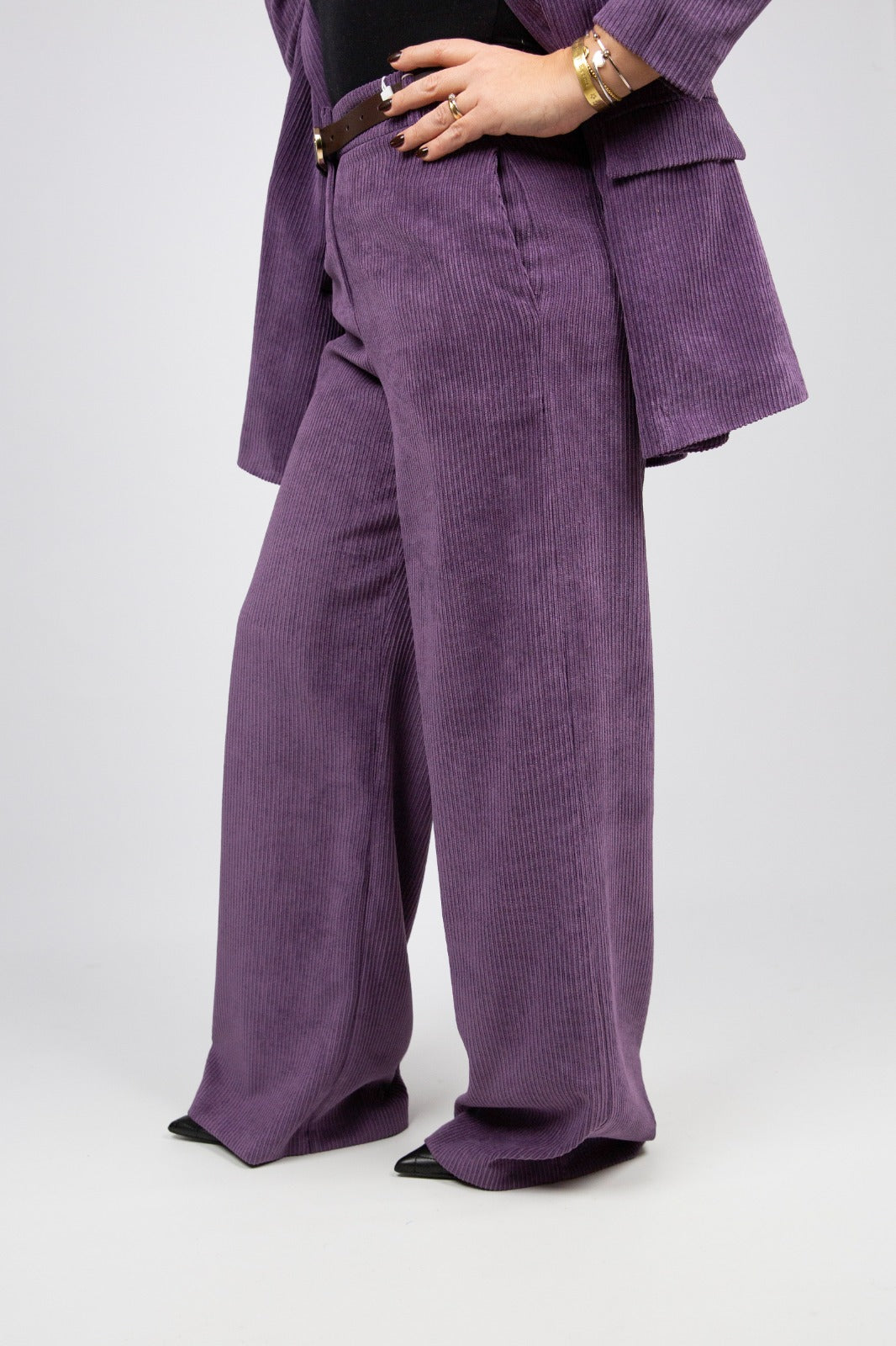 Motel tailleur a coste di velluto con spille