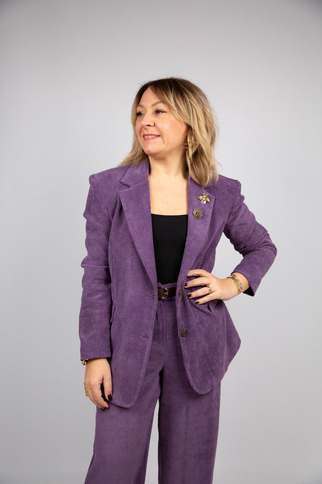 Motel tailleur a coste di velluto con spille