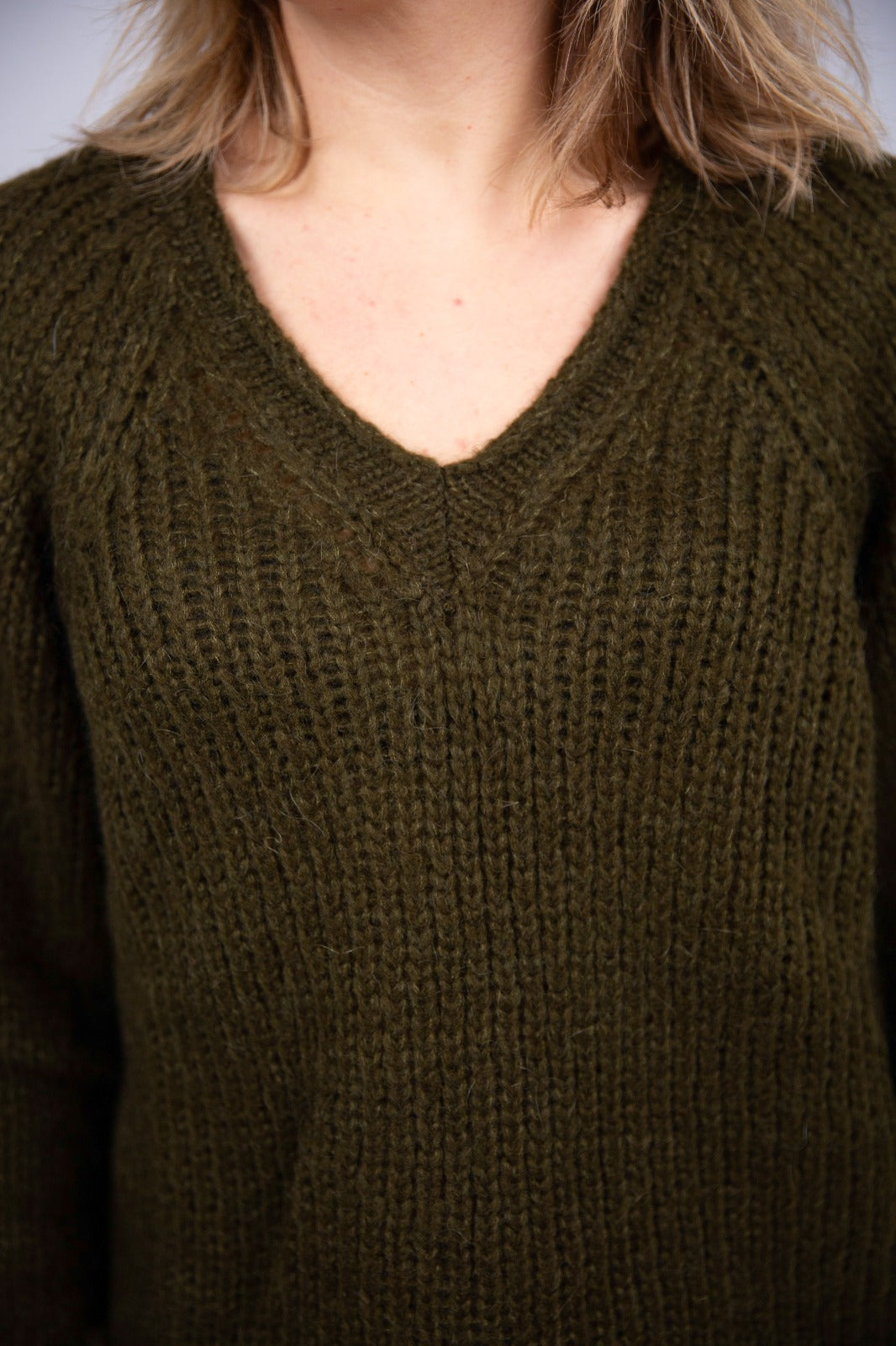 Arita maglia collo V manica campana