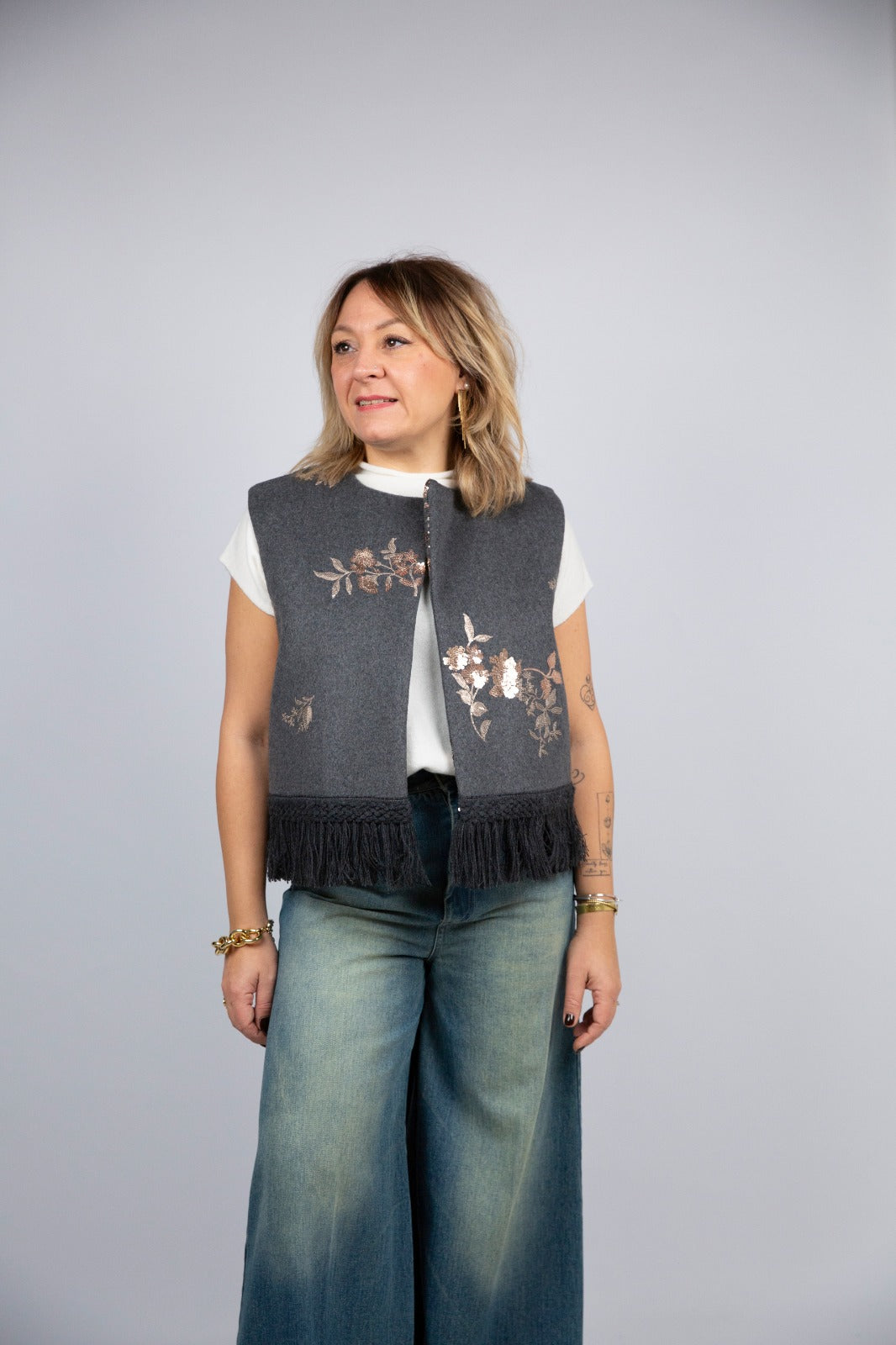 Tensione in Gilet con ricami e paillettes