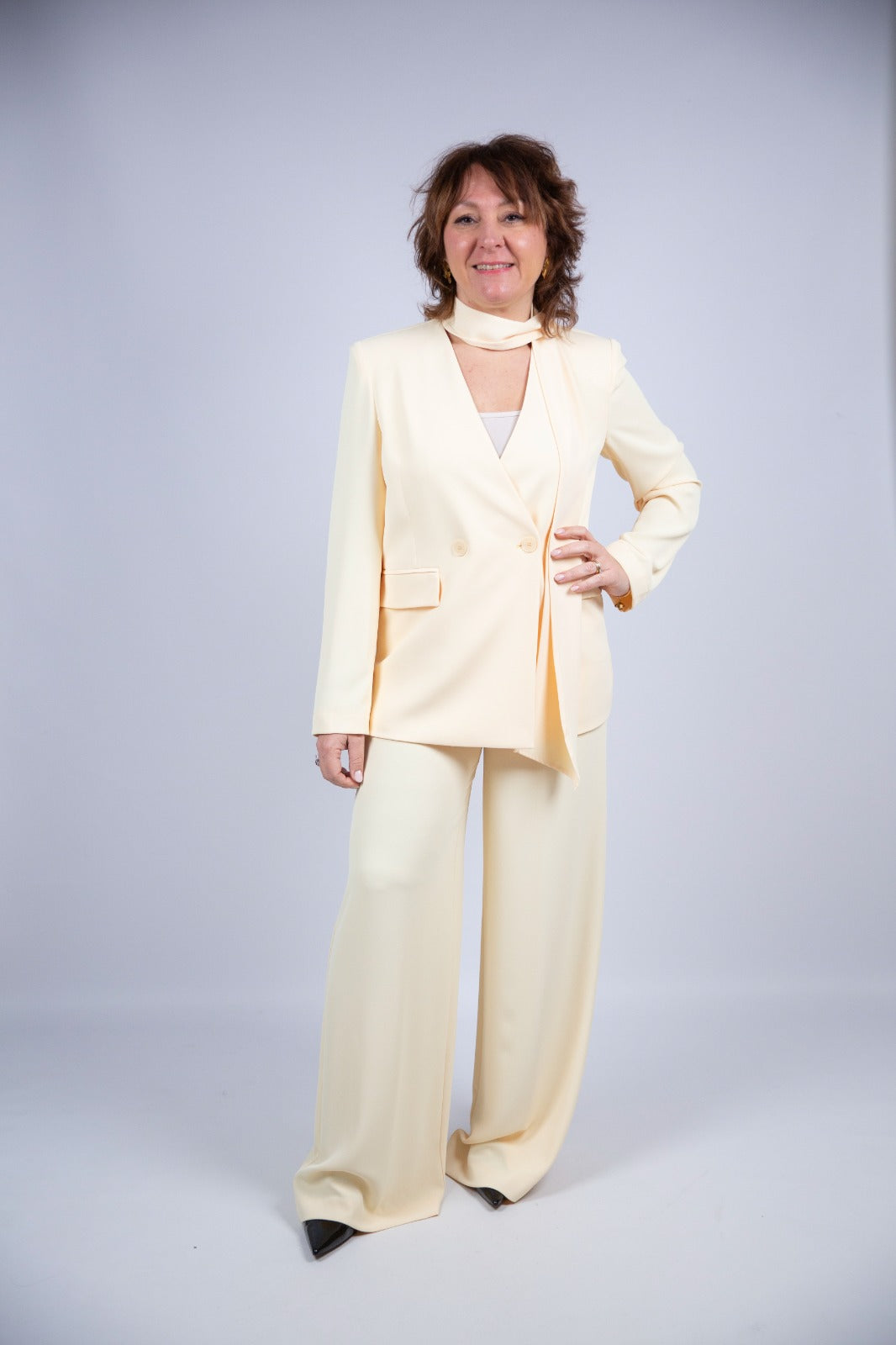 Kaos tailleur con sciarpina