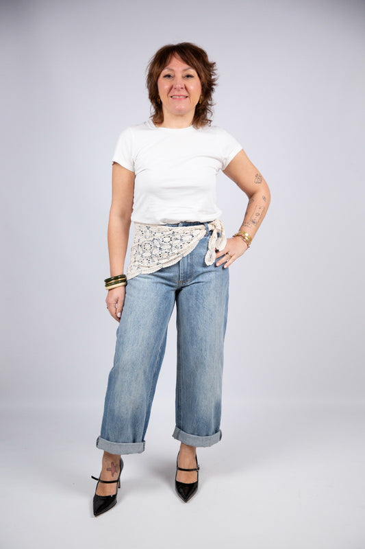 Tensione in jeans con foulard