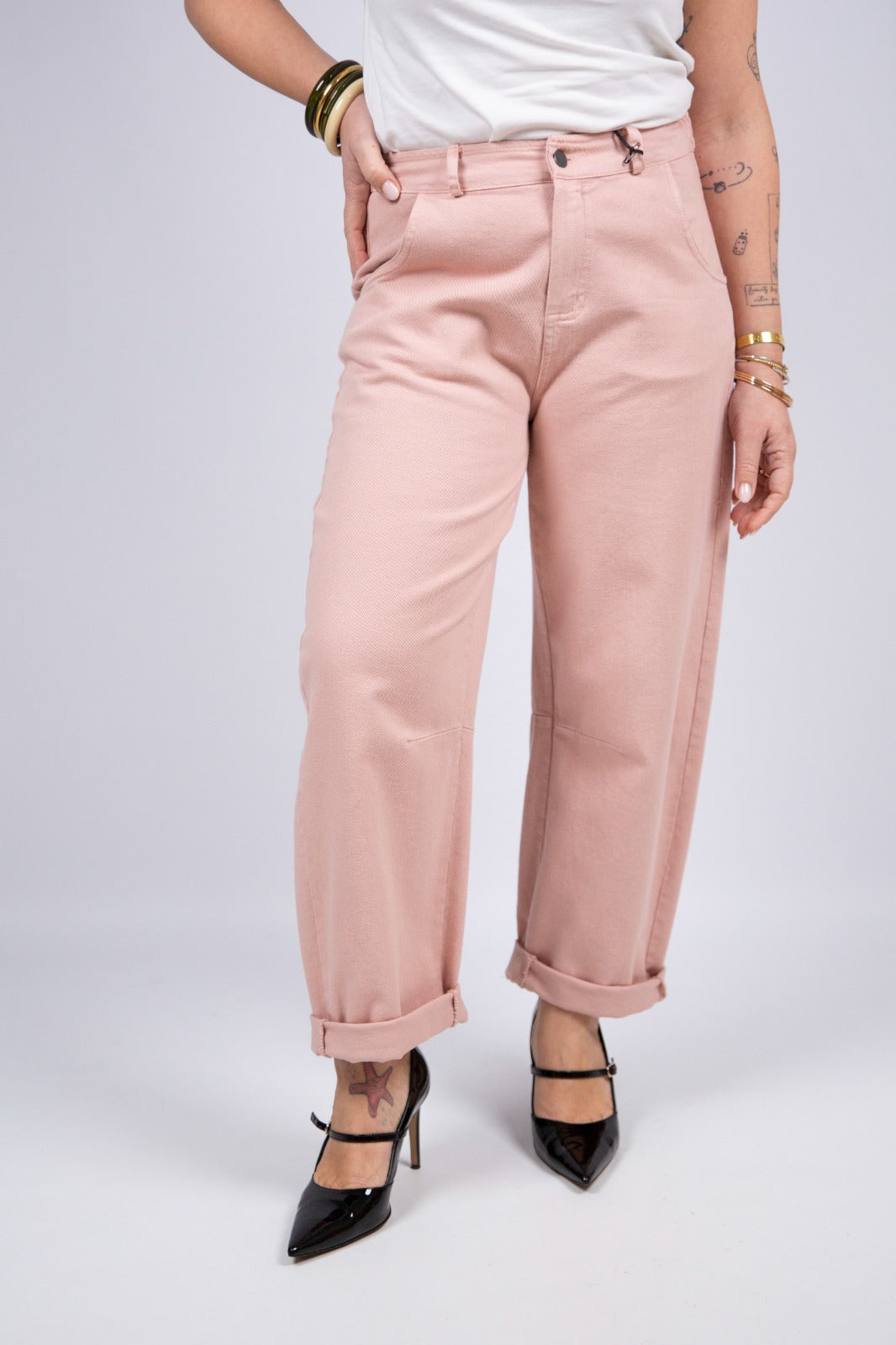 Tensione in jeans rosa pence ginocchio