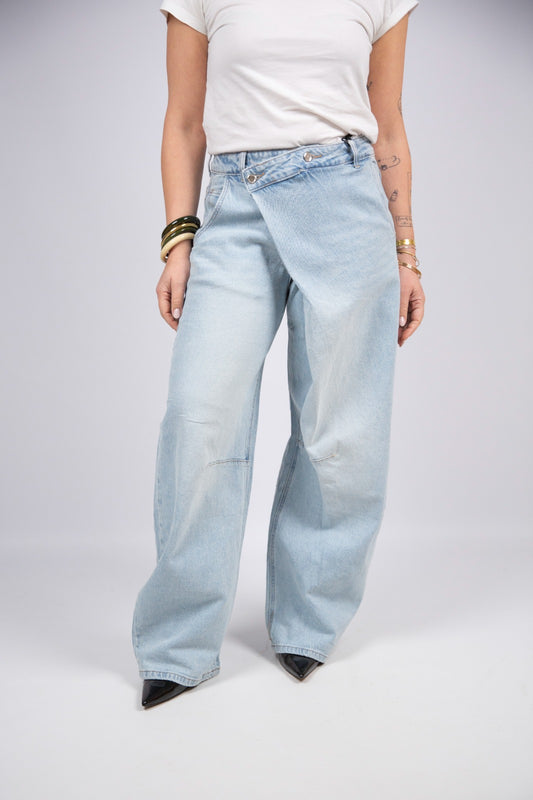 Le streghe jeans chiaro dettaglio chiusura vita