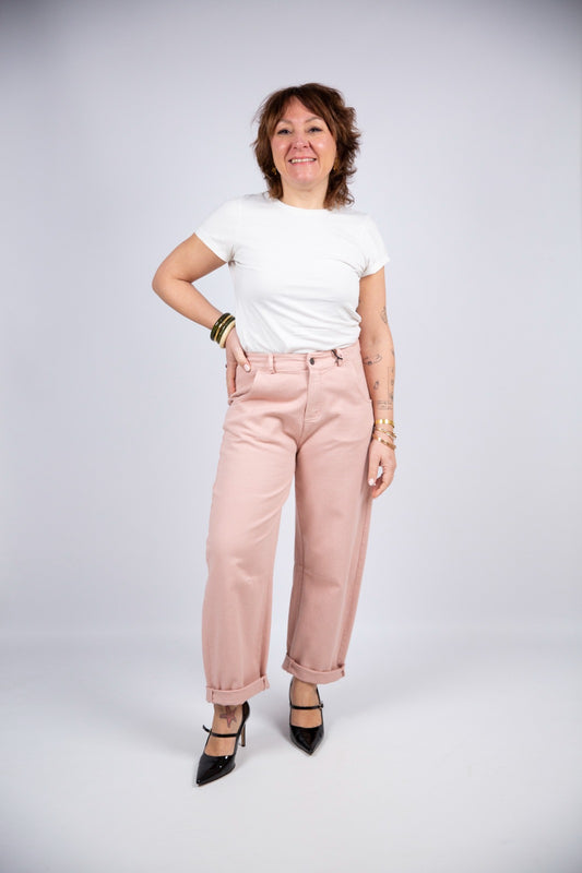 Tensione in jeans rosa pence ginocchio