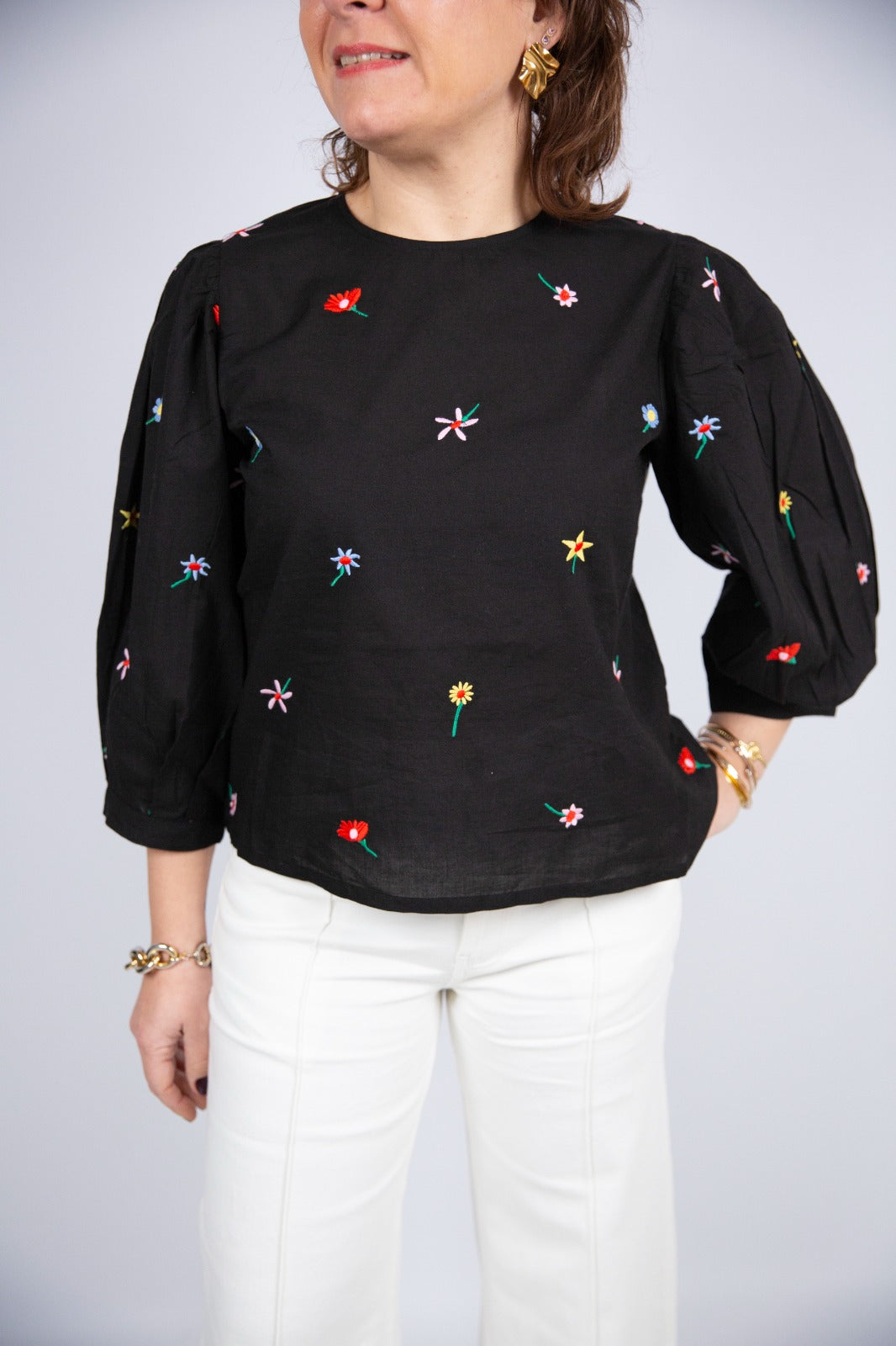 Compania fantastica blusa in mussola con fiori ricamati