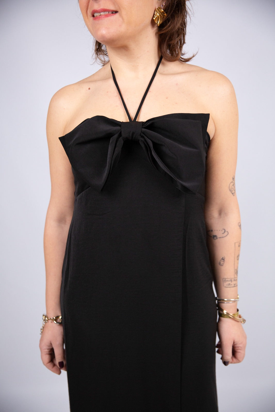 Compania fantastica abito nero con fiocco e laccetti al collo