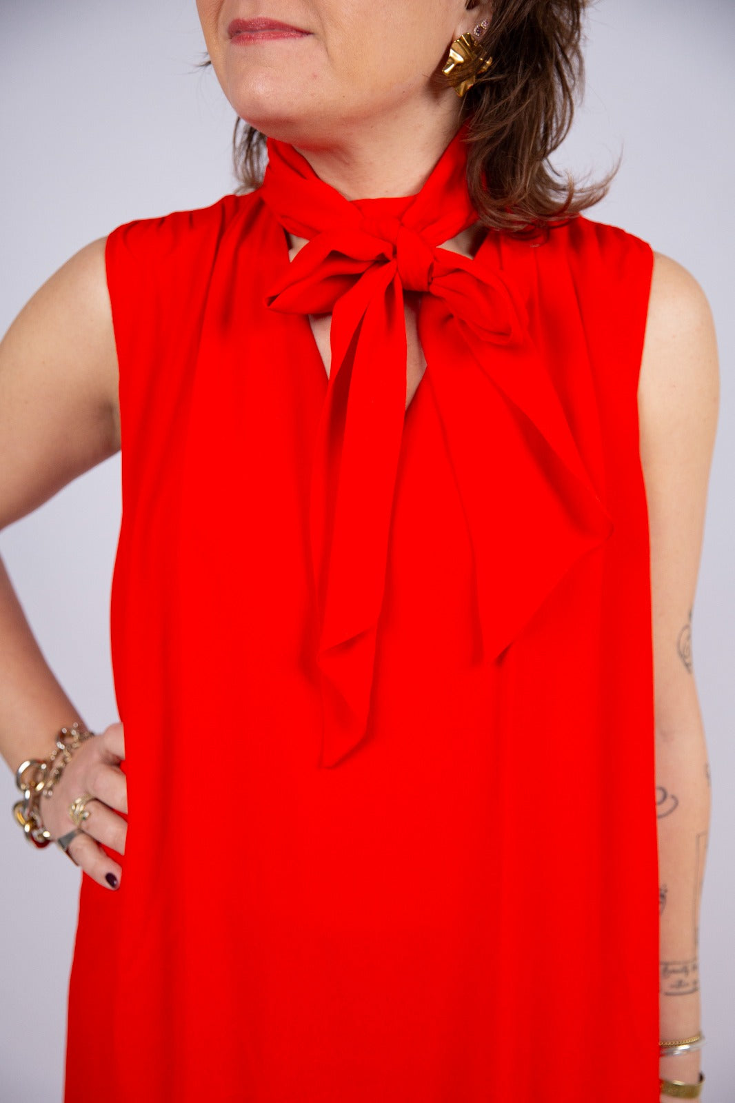 Kaos abito rosso senza maniche fiocco al collo