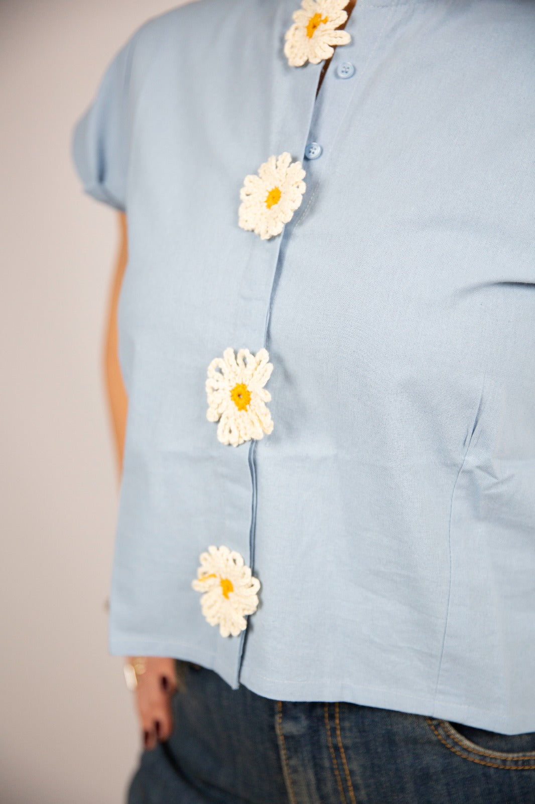 Compania fantastica camicia mezza manica con margherite applicate