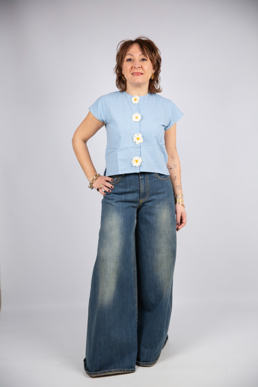 Compania fantastica camicia mezza manica con margherite applicate