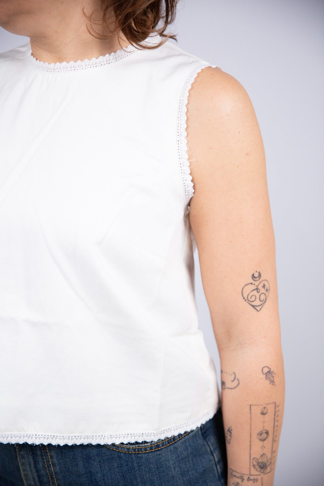 Wild pony top smanicato in cotone con bordi decorati