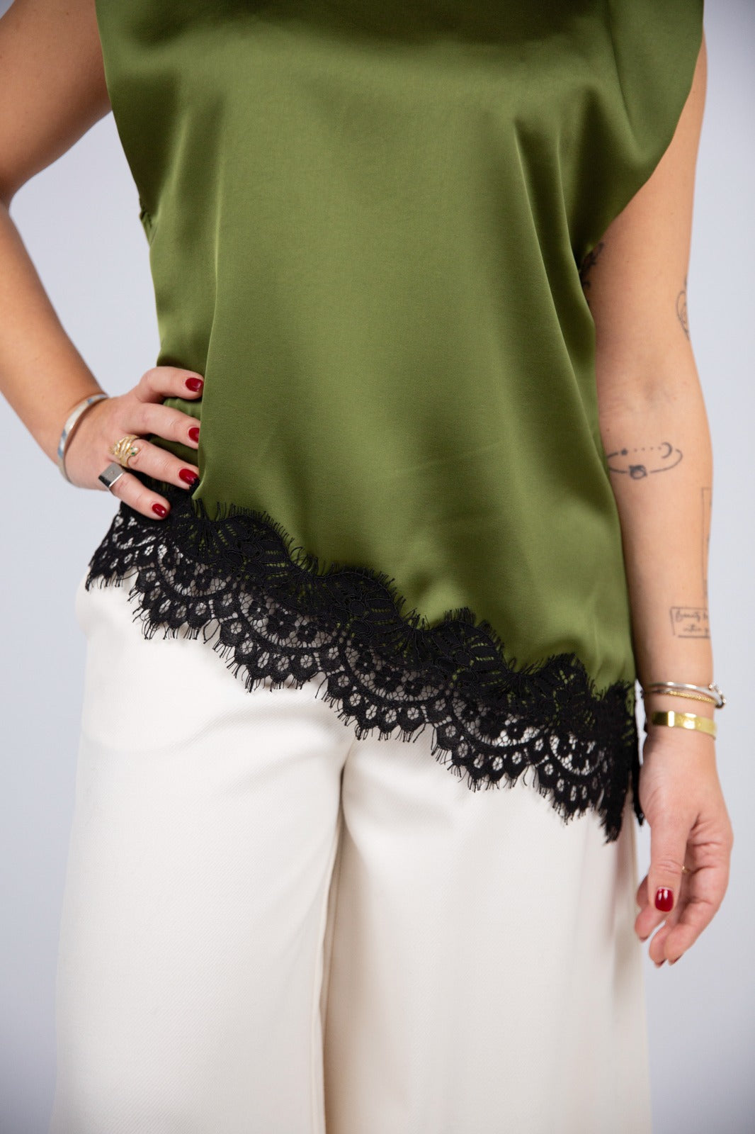 Motel diffusione moda Blusa asimmetrica con spalline e pizzo