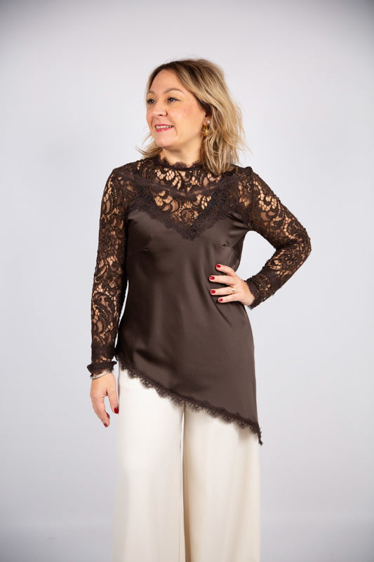 Motel diffusione moda blusa asimmetrica e bimaterica pizzo e satin